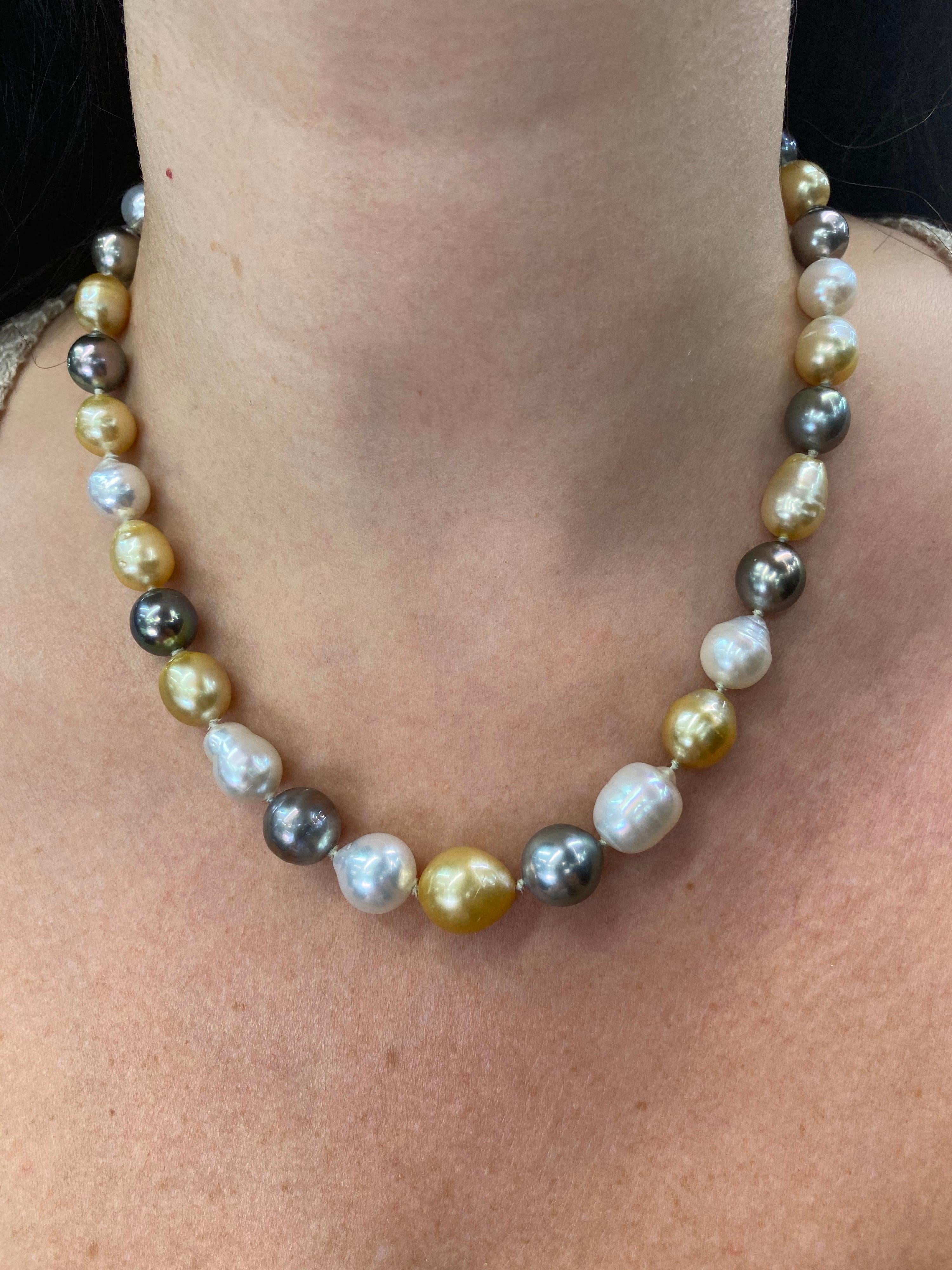 Ein schöner Strang aus 35 mehrfarbigen Barockperlen mit weißen Südsee-, goldenen Südsee- und Tahiti-Perlen von 9,1-12 mm mit einer satinierten Goldschließe und zwei Diamanten auf jeder Seite. 

Qualität der Perlen: AAA
Perlglanz: AAA