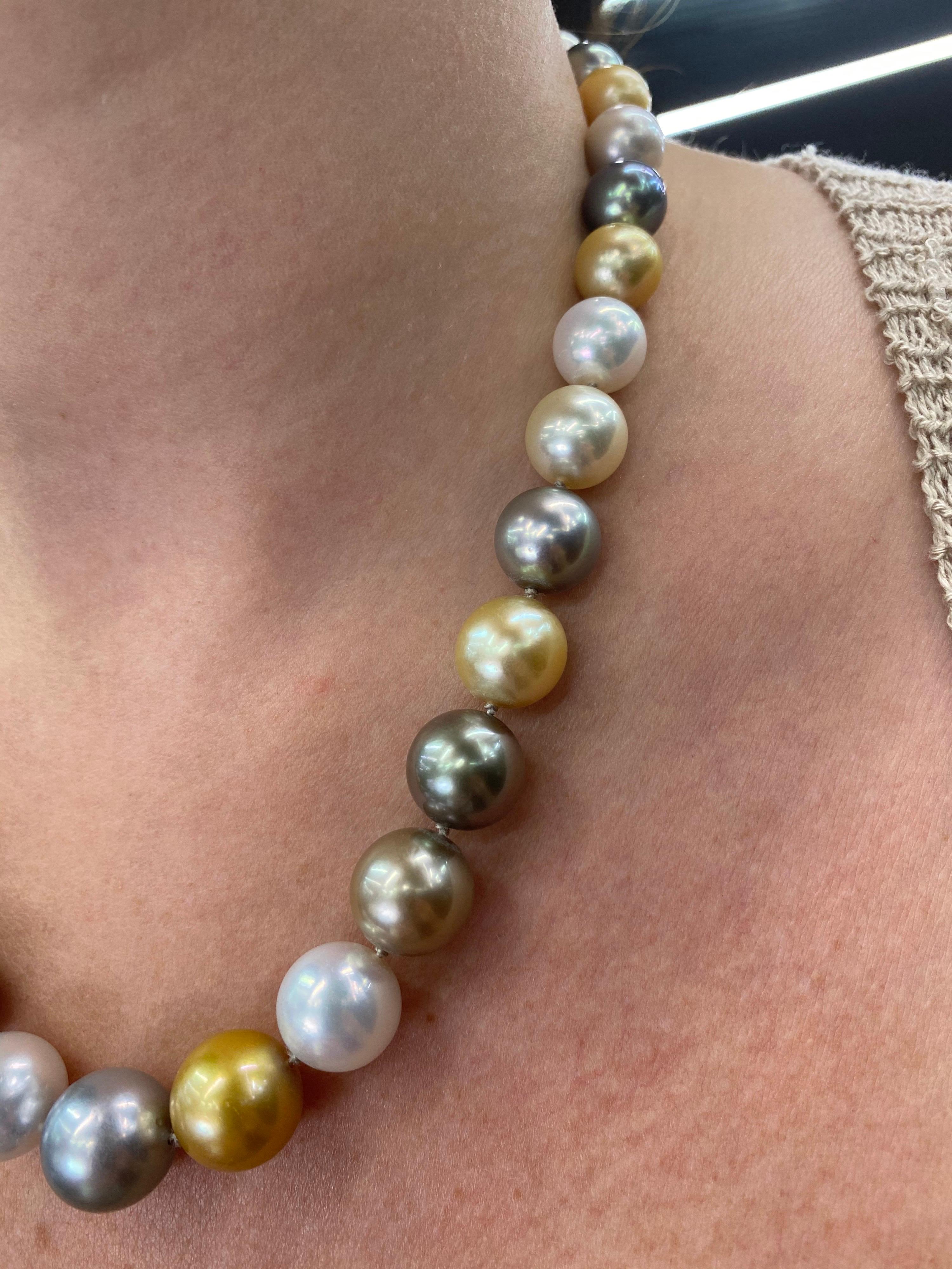 Weiße und goldene Südsee-Tahiti-Strang-Perlenkette aus 14 Karat Gold 12