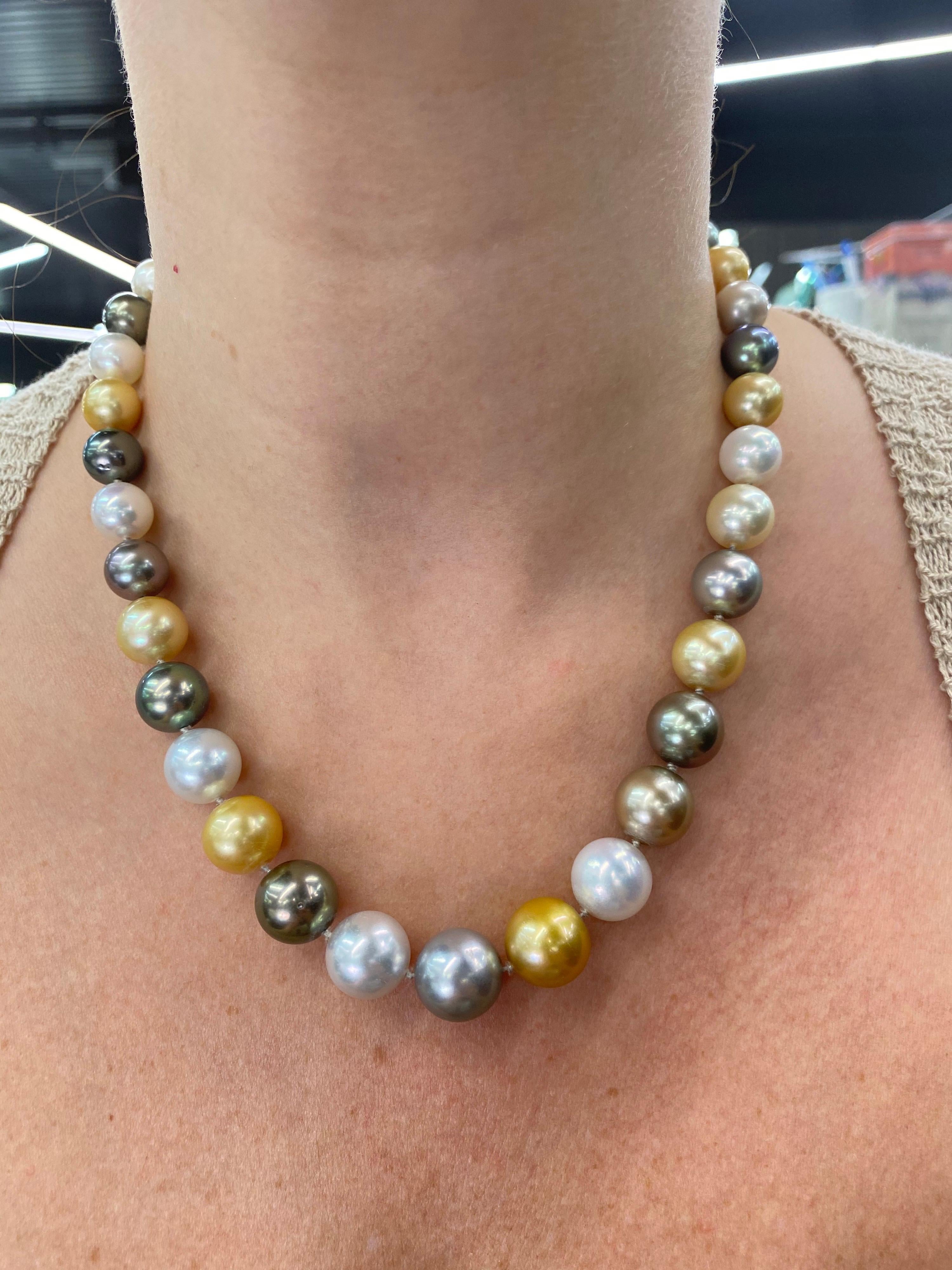 Ein wunderschöner Strang mit 37 mehrfarbigen Perlen, darunter Weiße Südsee-, Goldene Südsee- und Tahiti-Perlen mit einer Größe von 10-13,7 mm und einer hochglanzpolierten Goldschließe (14K). 

Qualität der Perlen: AAA
Perlglanz: AAA