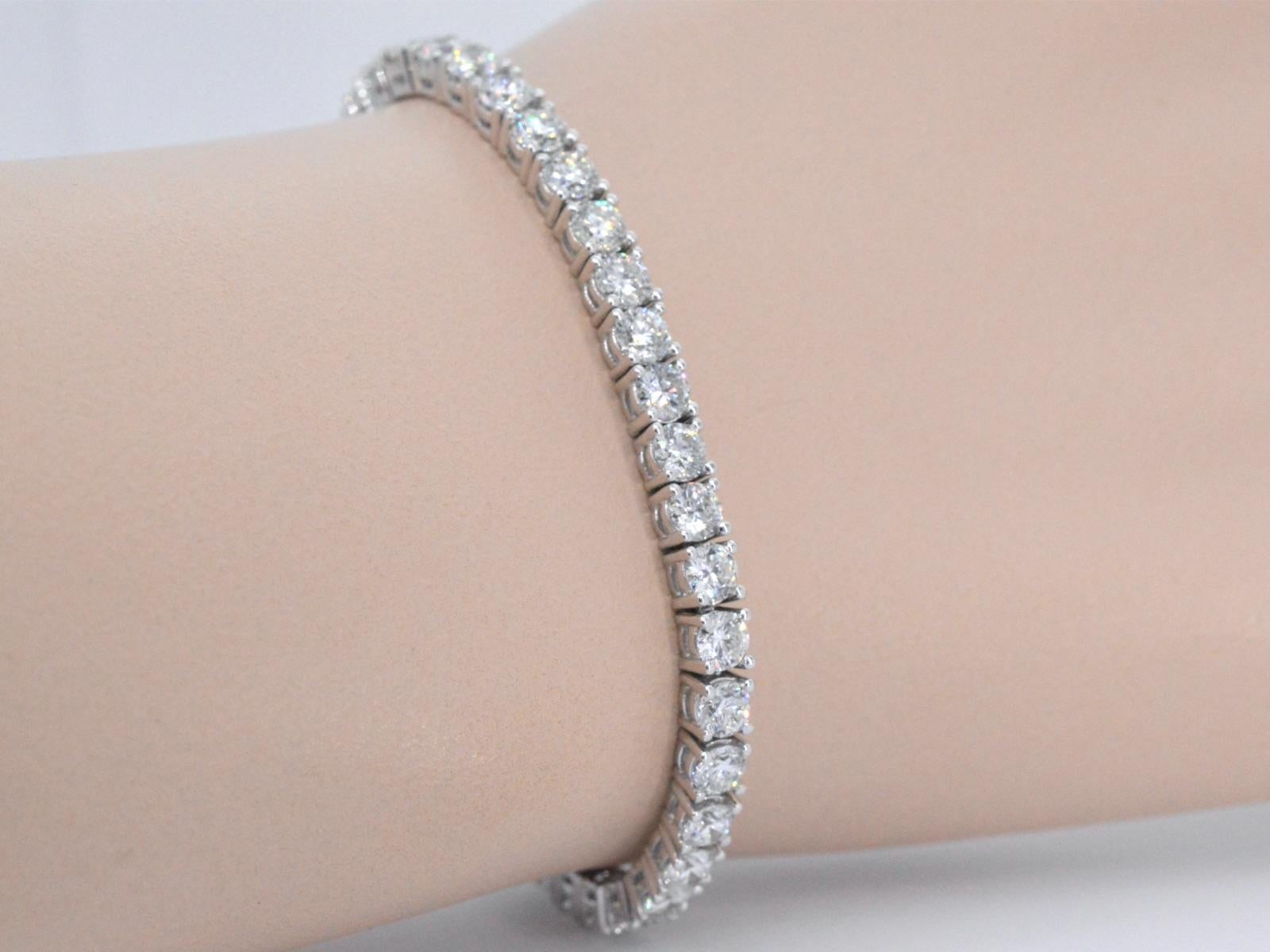 Questo squisito bracciale sfoggia 46 diamanti a taglio brillante per un peso totale di 9,00 carati. I diamanti sono caratterizzati da uno splendido colore F-G e da una purezza che va da VS a SI, che si traduce in uno scintillio e una luminosità