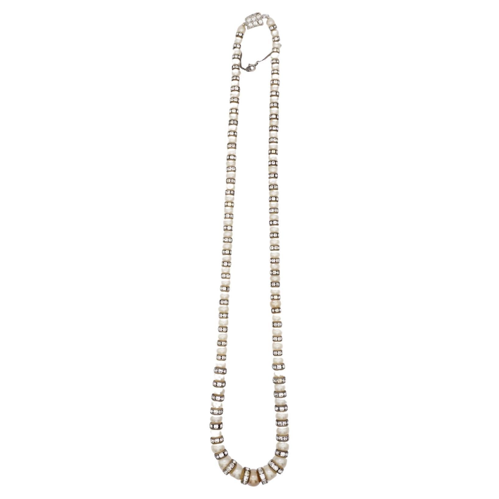 Collier de perles sphériques blanches graduées, perles et cristaux brillants, longs rangs, argenté

Fait à la main. Vintage. Très bon état.

Une pièce unique. Il peut également être porté comme bracelet.

MATERIAL : Métal argenté, fausses perles,