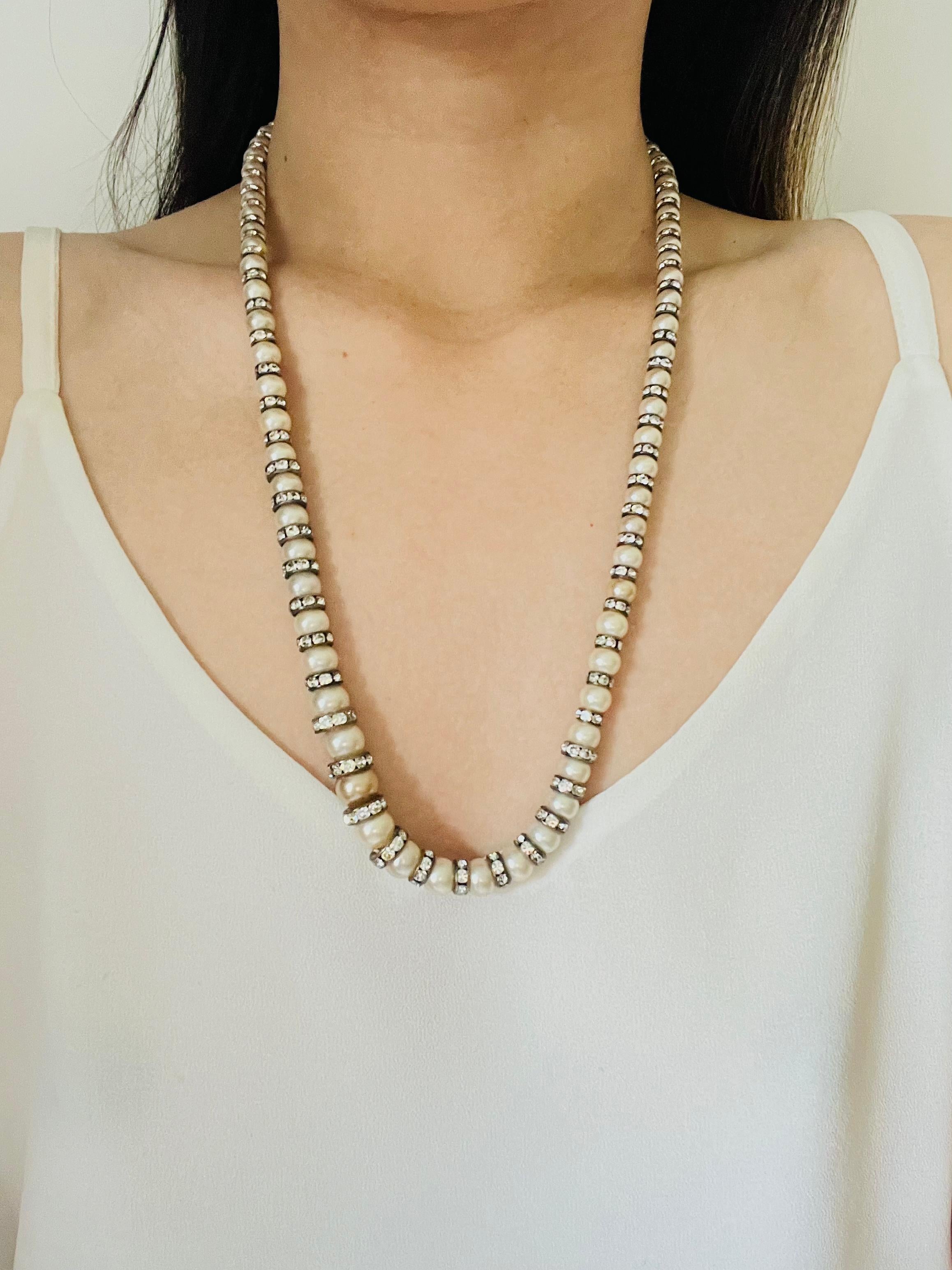 Collier à longues rangées de perles sphériques blanches graduées perles et cristaux brillants 1