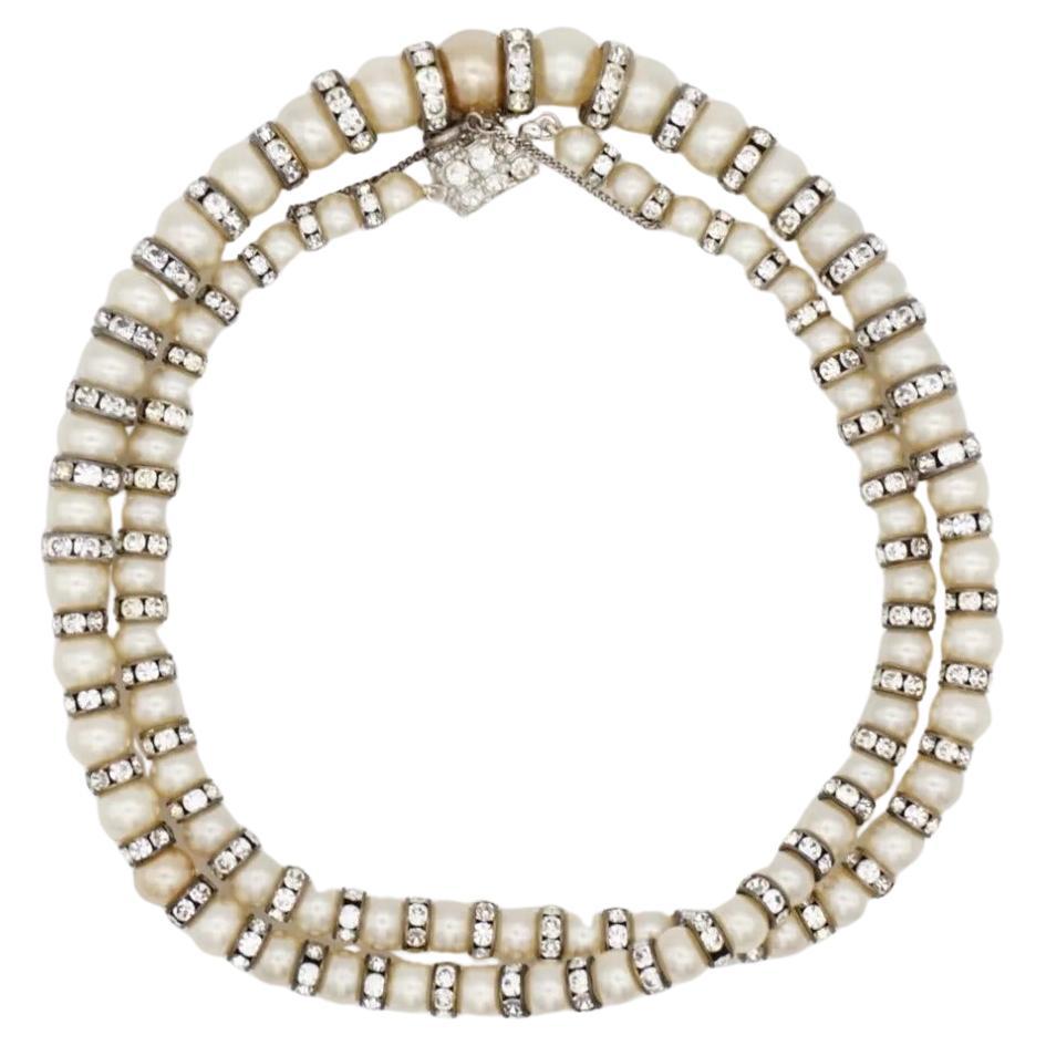 Collar Largo de Perlas Esféricas Graduadas Blancas Cristales Brillantes en venta
