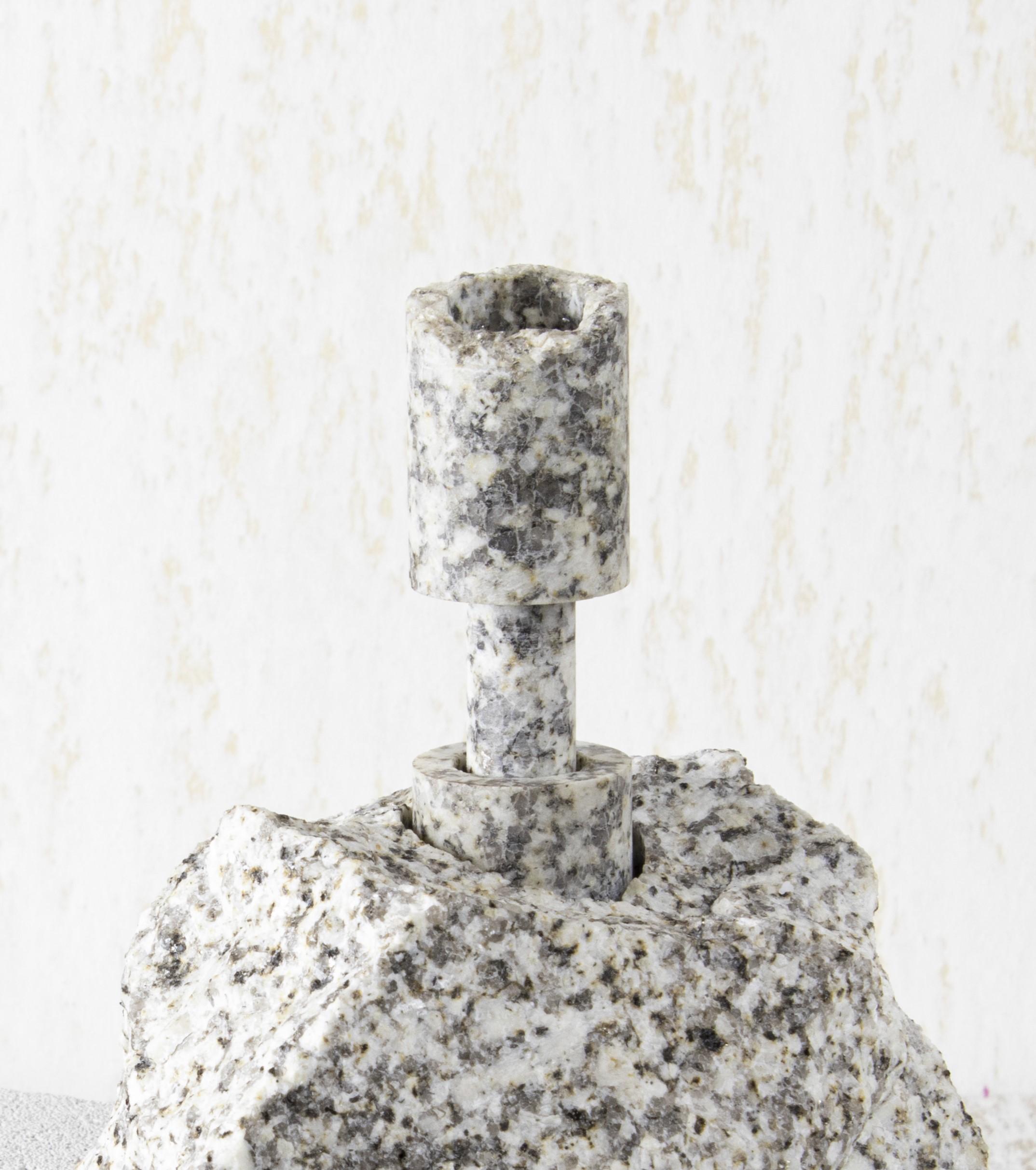 Weißer Abra-Kandelaber aus weißem Granit von Studio DO (Moderne) im Angebot