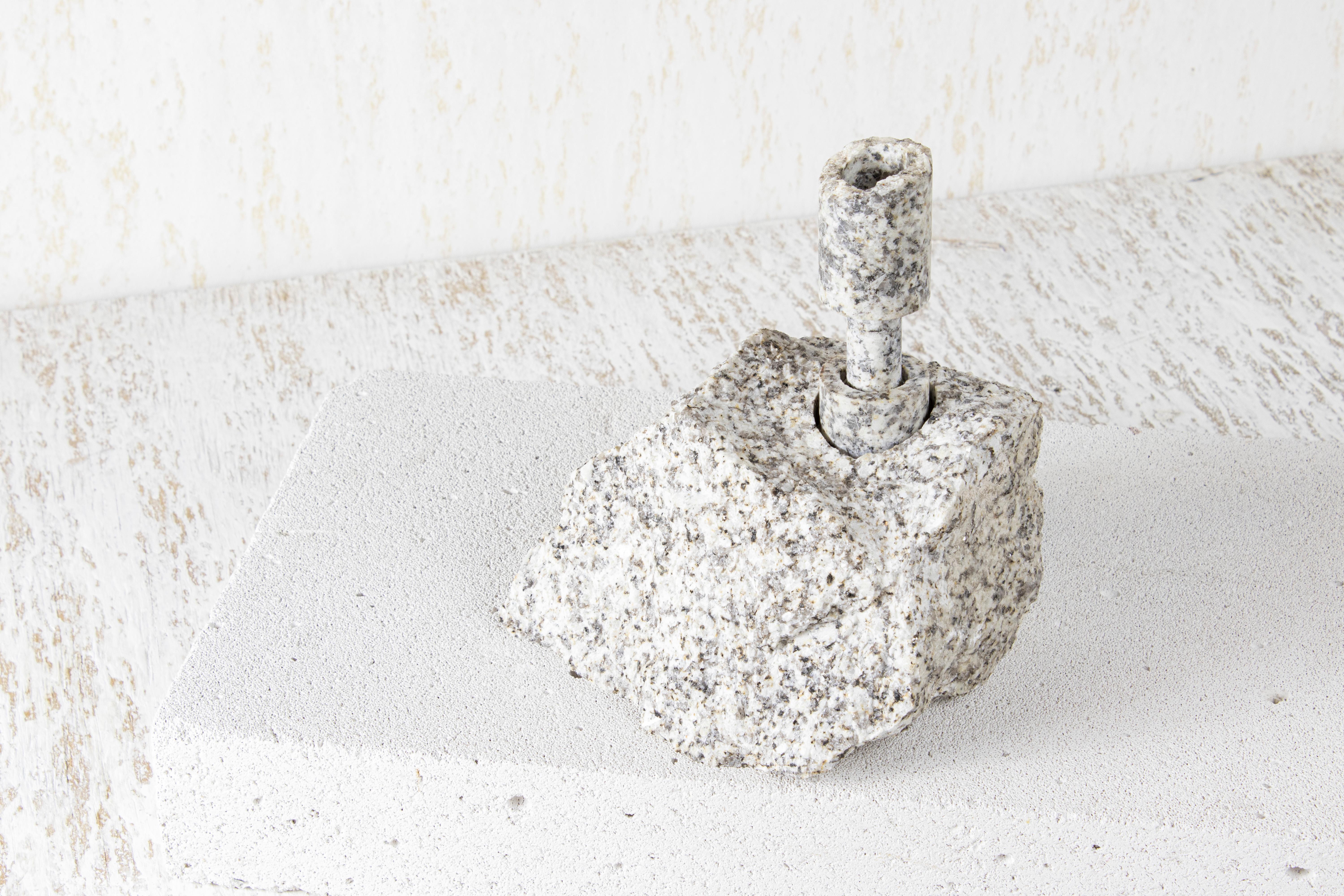 Weißer Abra-Kandelaber aus weißem Granit von Studio DO (Belgisch) im Angebot