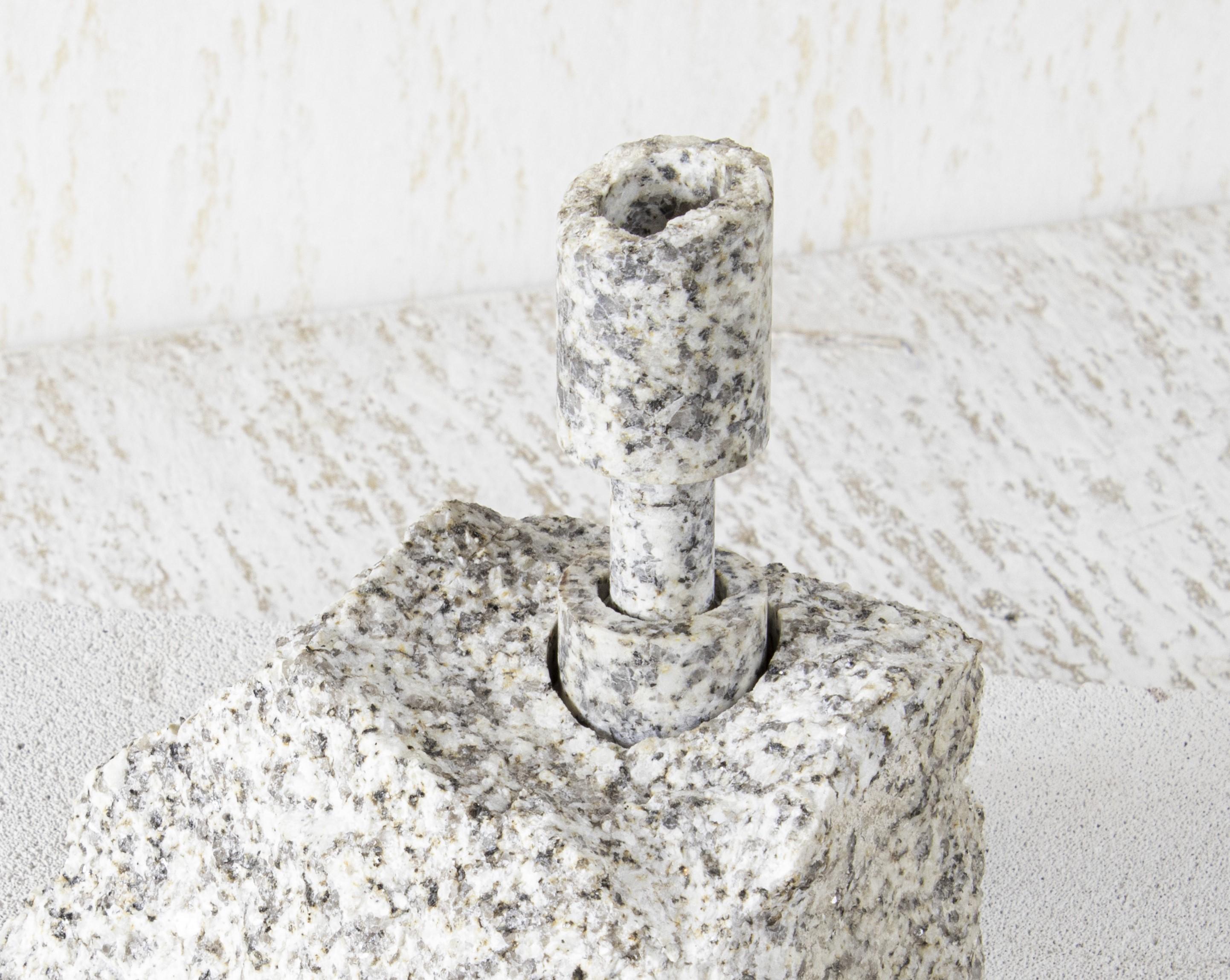 Weißer Abra-Kandelaber aus weißem Granit von Studio DO im Zustand „Neu“ im Angebot in Geneve, CH