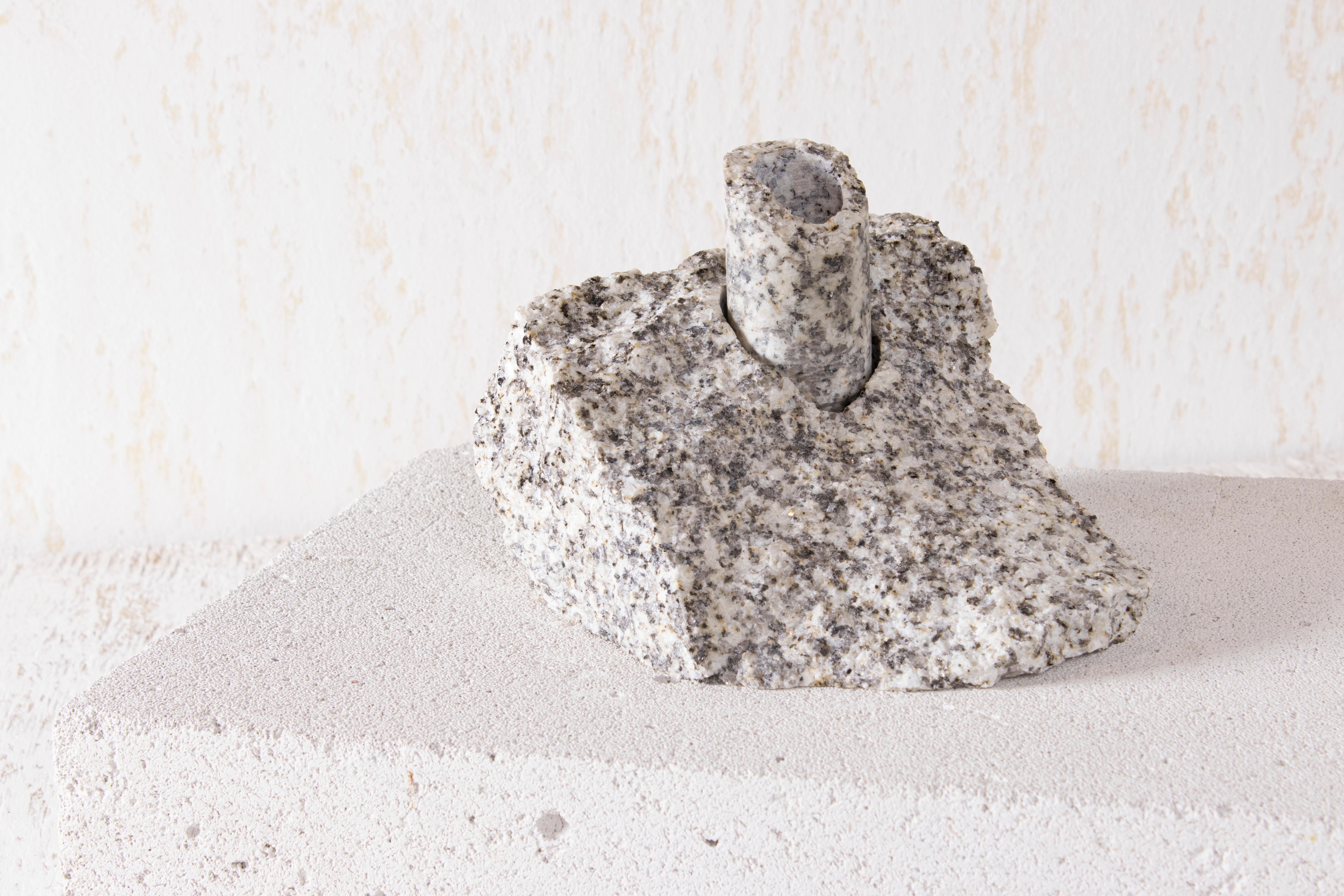Weißer Granit Abra Candelabra II von Studio DO
Abmessungen: T 16 x B 12,5 x H 11,5 cm
MATERIALIEN: Granit, Aluminium.
2 kg.

Stein und Feuer sind durch ein zeitloses Band verbunden. Das Funkeln, das durch das Aufeinandertreffen zweier Steine