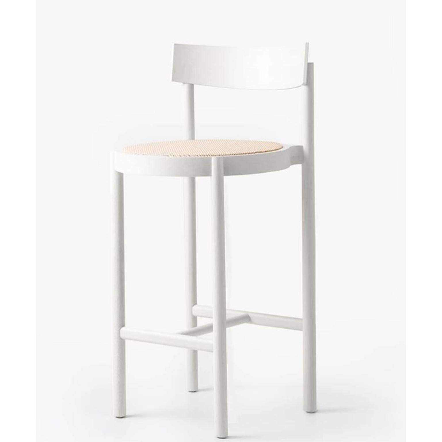 White Gravatá Bar Stool by Wentz
Dimensions: D 52 x W 47 x H 100 cm
Materials: Tauari Wood, Cane/Upholstery.
Weight: 4,4kg / 9,7 lbs

The Gravatá series synthesizes our vision regarding the functional and visual simplicity of furniture. Through soft