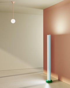 Lampadaire tube et rectangle blanc, vert et bleu clair par Atelier Areti