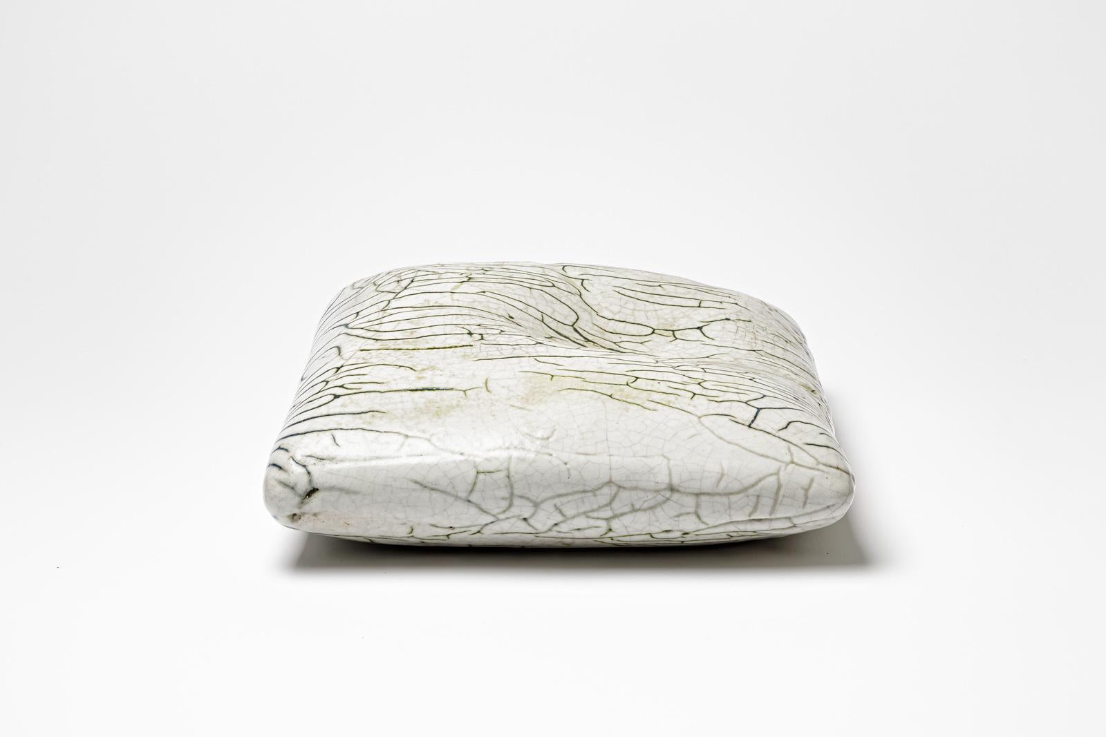 Sculpture en céramique émaillée blanc/vert de Gisèle Buthod Garçon. 
Raku a tiré. Monogramme de l'artiste sous la base. Vers 1980-1990.
H : 3.5' x 12.6' x 11.4' pouces.