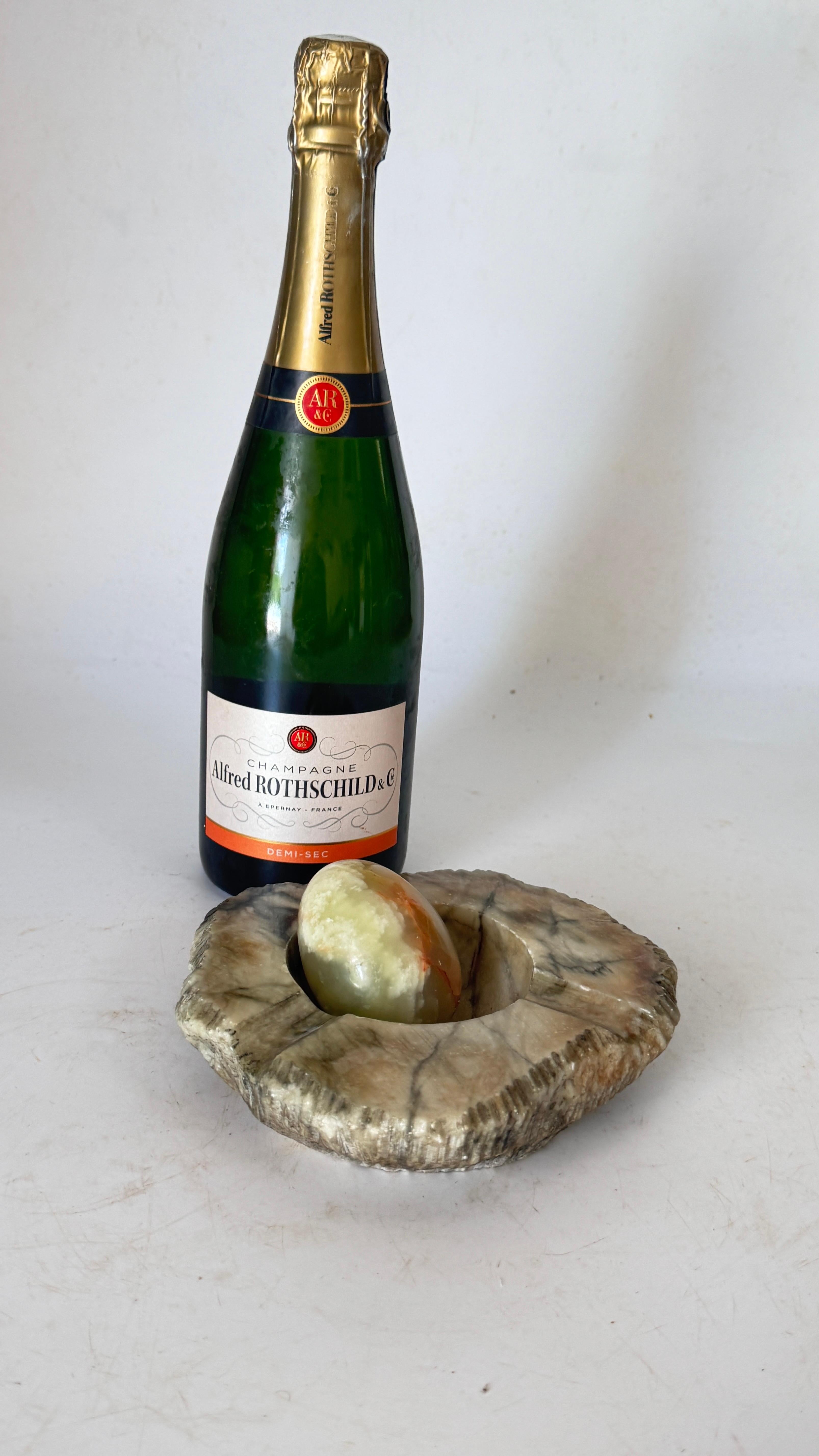 Weiß-grün-grauer Marmor-Aschenbecher mit dekorativem Marmor-Ei - Italien, 1960er Jahre

Beschreibung:
Dies ist ein Vintage-Marmor-Aschenbecher aus Italien, ca. 1960er Jahre, aus einer schönen Mischung aus weißem, grünem und grau geädertem Marmor. In