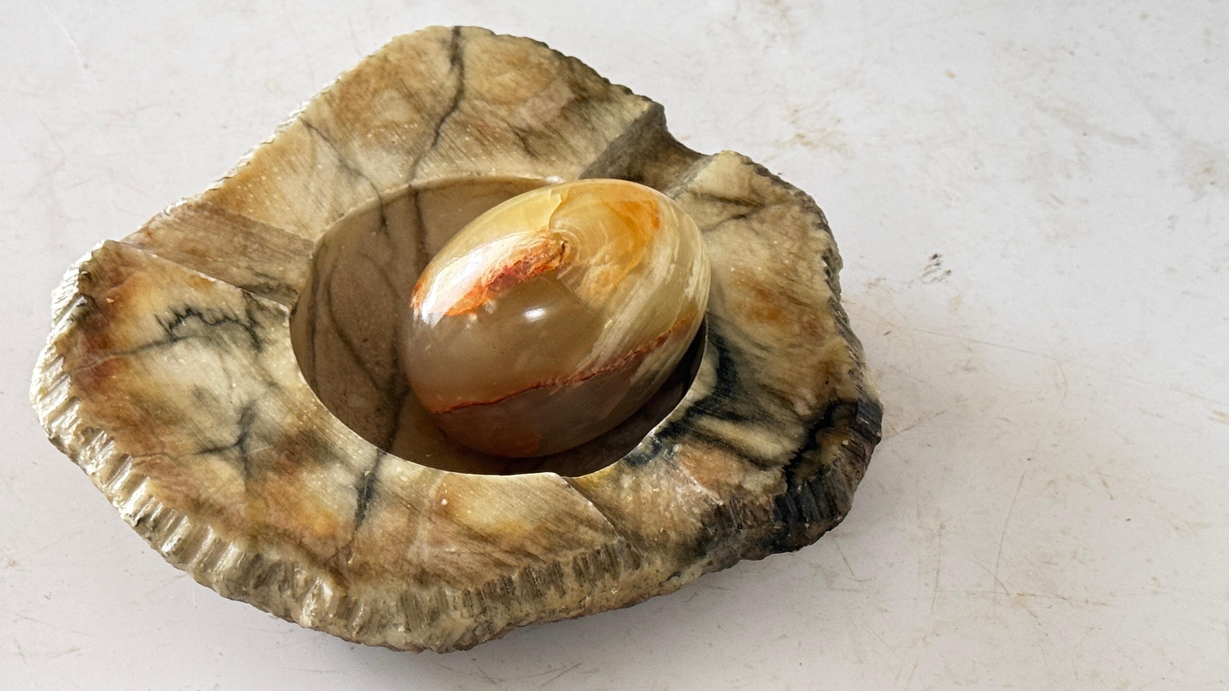 Weiß-grün-grauer Marmor-Aschenbecher mit dekorativem Marmor-Ei - Italien, 1960er Jahre im Zustand „Gut“ im Angebot in Auribeau sur Siagne, FR