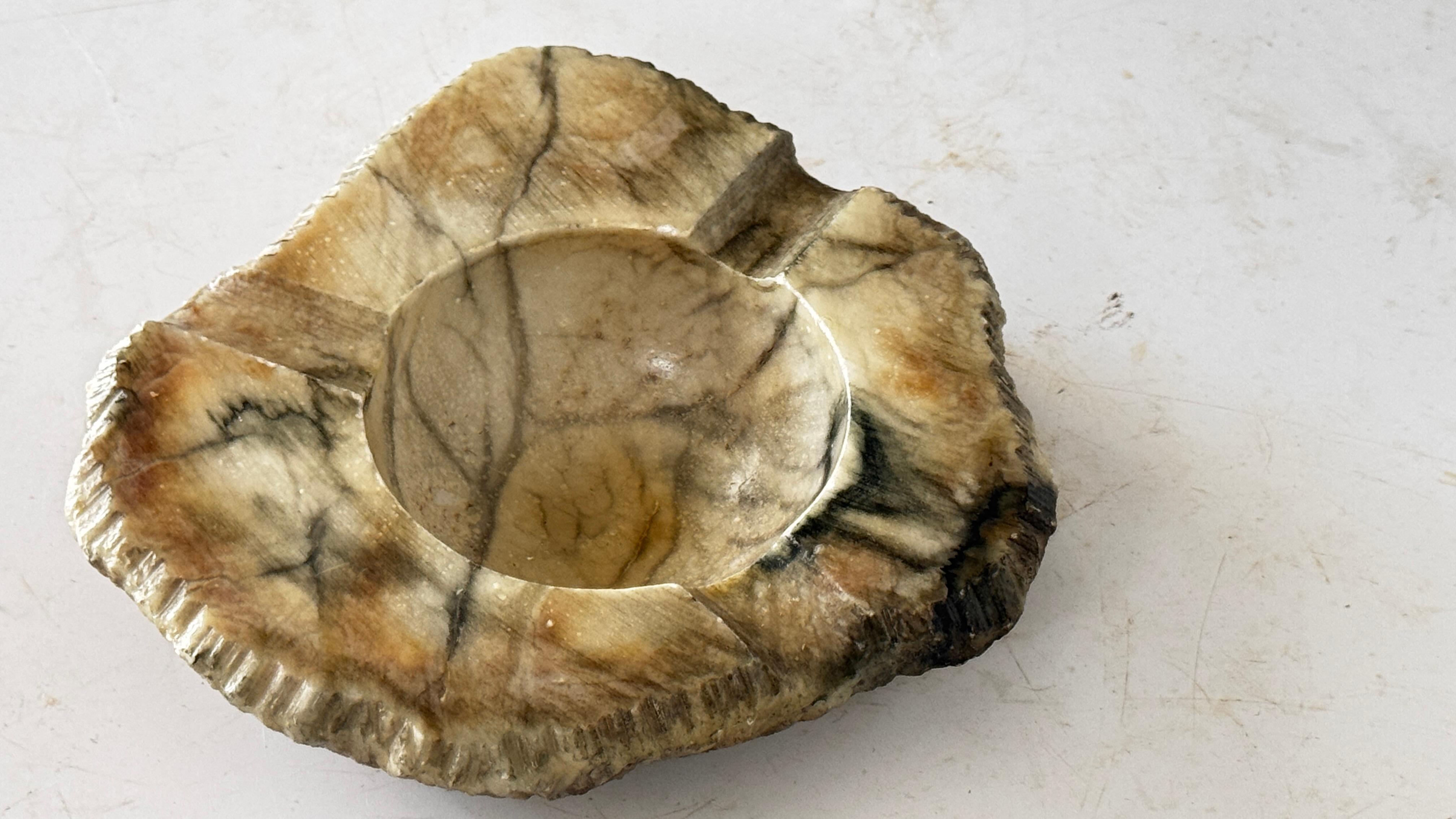 Weiß-grün-grauer Marmor-Aschenbecher mit dekorativem Marmor-Ei - Italien, 1960er Jahre im Angebot 1