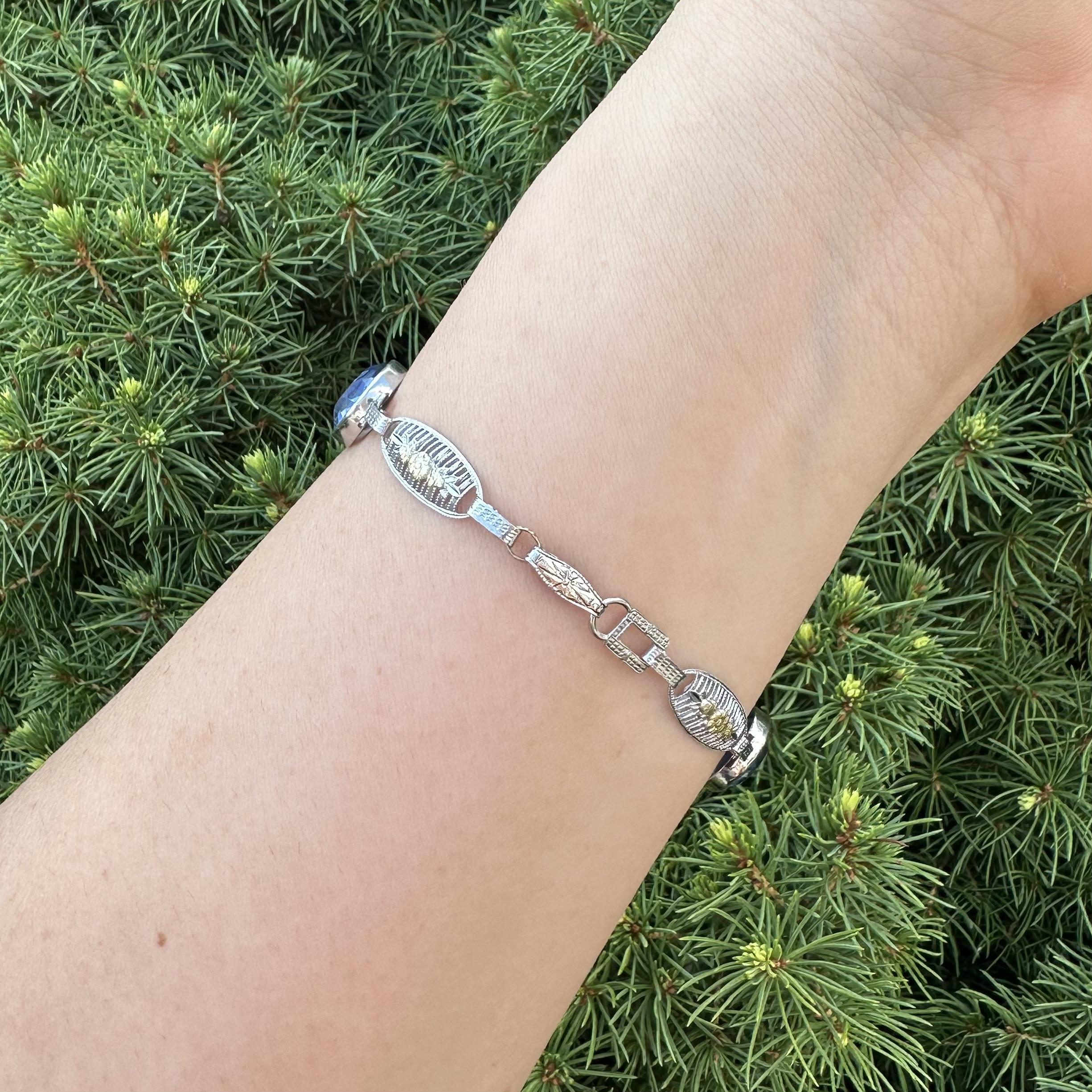 Pulsera de eslabones con diseño de flor de filigrana de piedra azul redonda en oro blanco, verde y rosa en venta 7