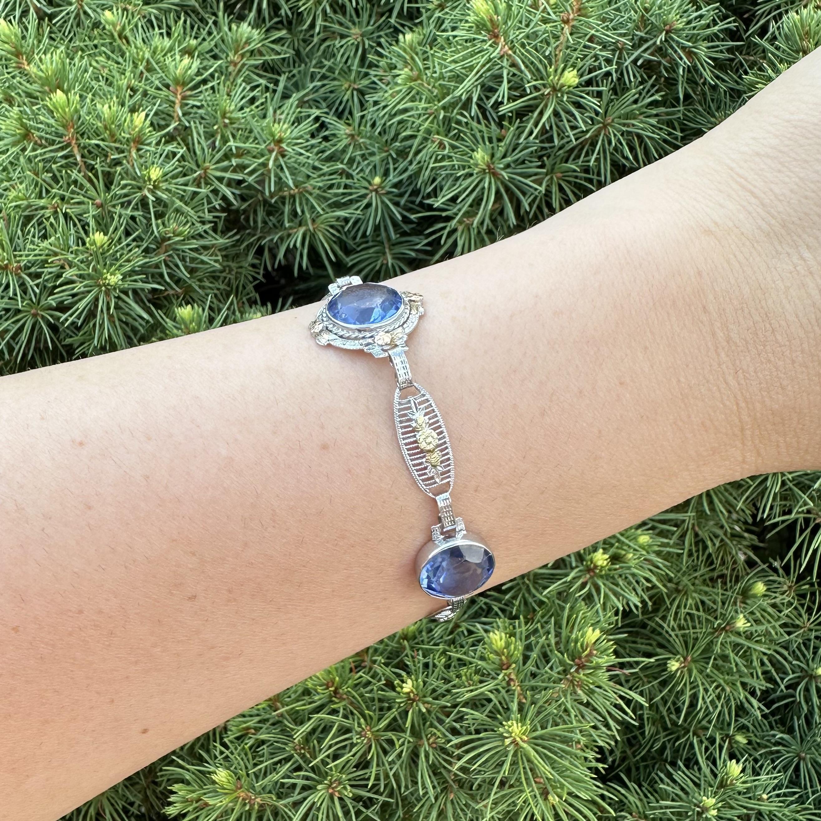 Pulsera de eslabones con diseño de flor de filigrana de piedra azul redonda en oro blanco, verde y rosa en venta 8