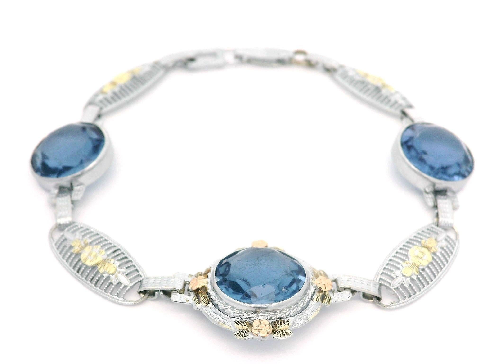 Pulsera de eslabones con diseño de flor de filigrana de piedra azul redonda en oro blanco, verde y rosa en Bueno estado para la venta en Montclair, NJ