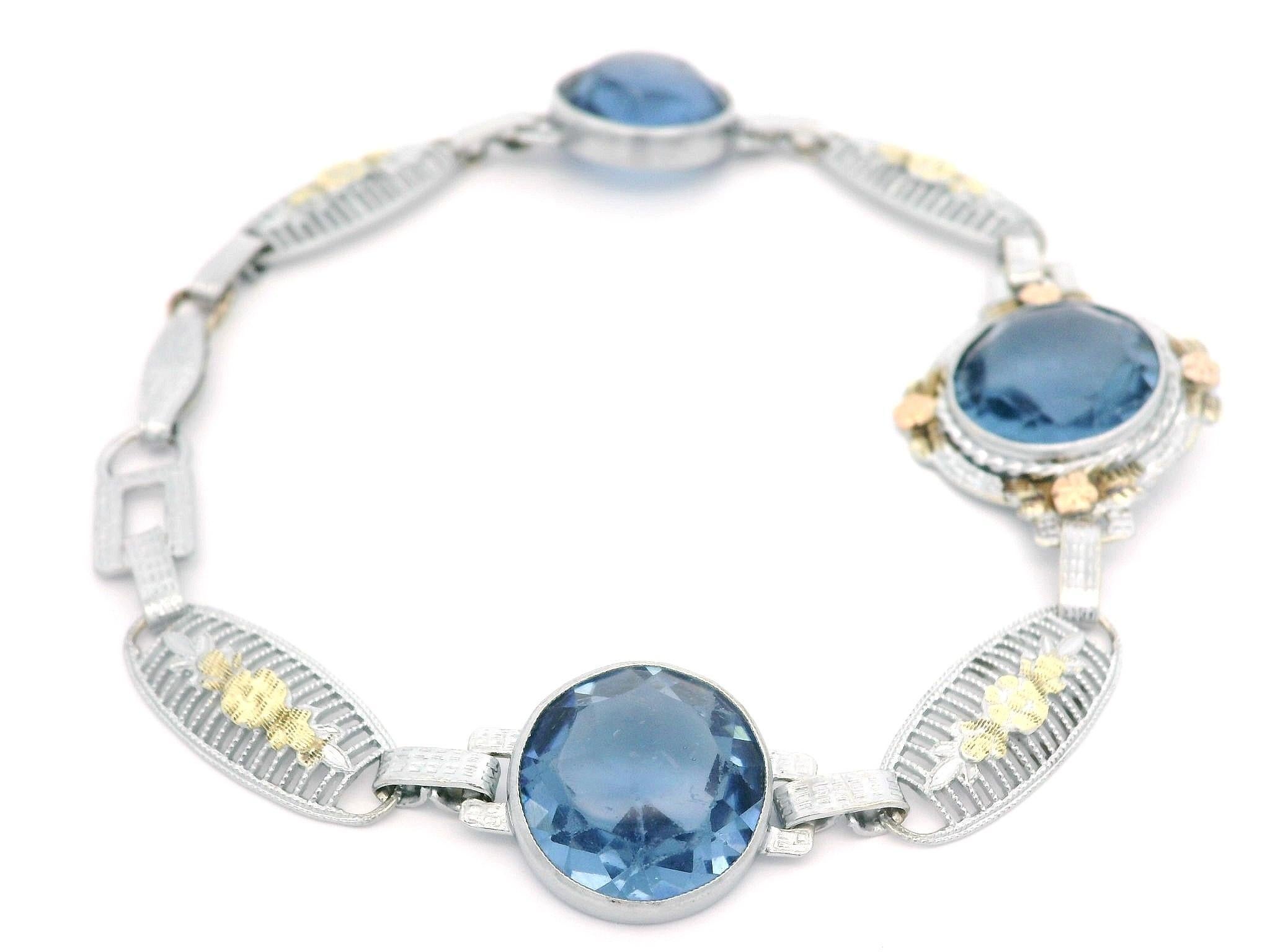 Pulsera de eslabones con diseño de flor de filigrana de piedra azul redonda en oro blanco, verde y rosa en venta 2