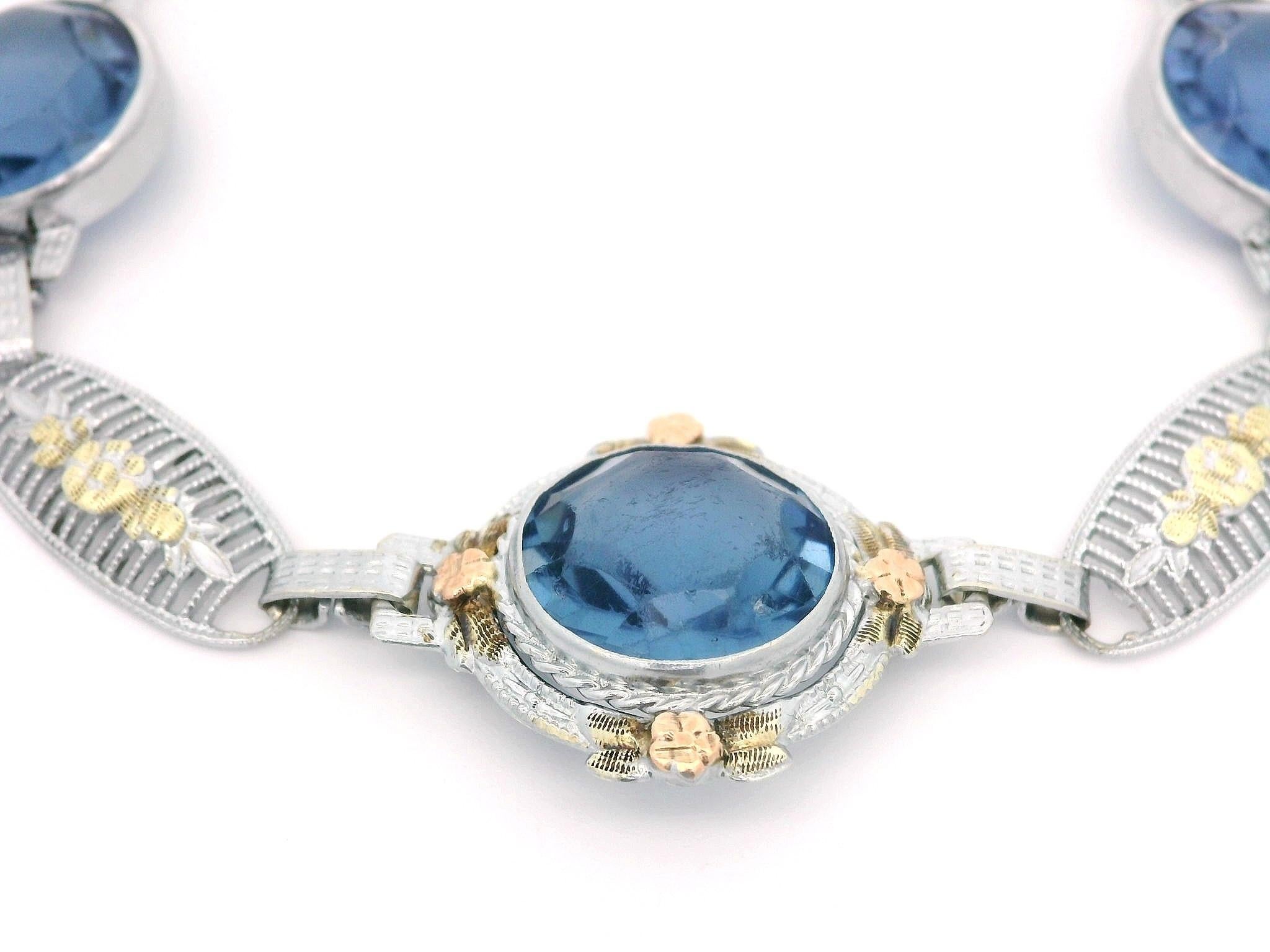 Pulsera de eslabones con diseño de flor de filigrana de piedra azul redonda en oro blanco, verde y rosa en venta 4