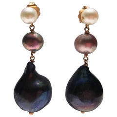 Boucles d'oreilles pendantes en perles blanches:: grises et noires en or 14 carats par Marina J