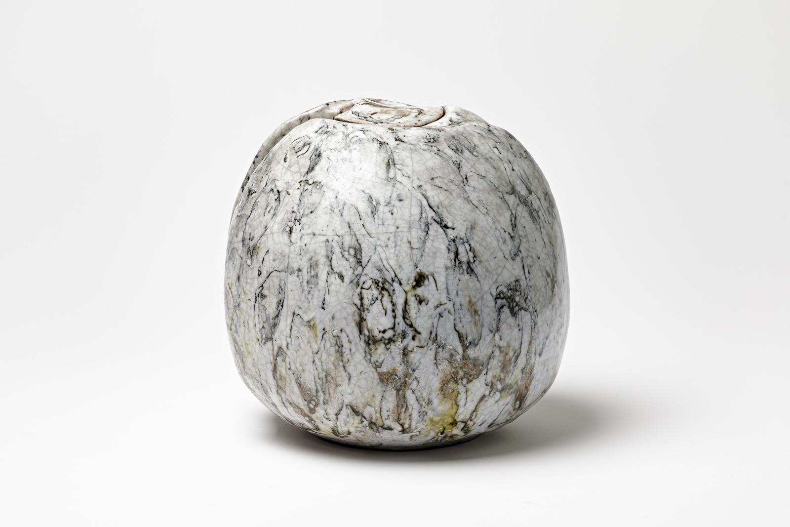 Geheimschachtel aus weiß/grau und braun glasierter Keramik von Gisèle Buthod-Garçon, 1990 (Beaux Arts) im Angebot