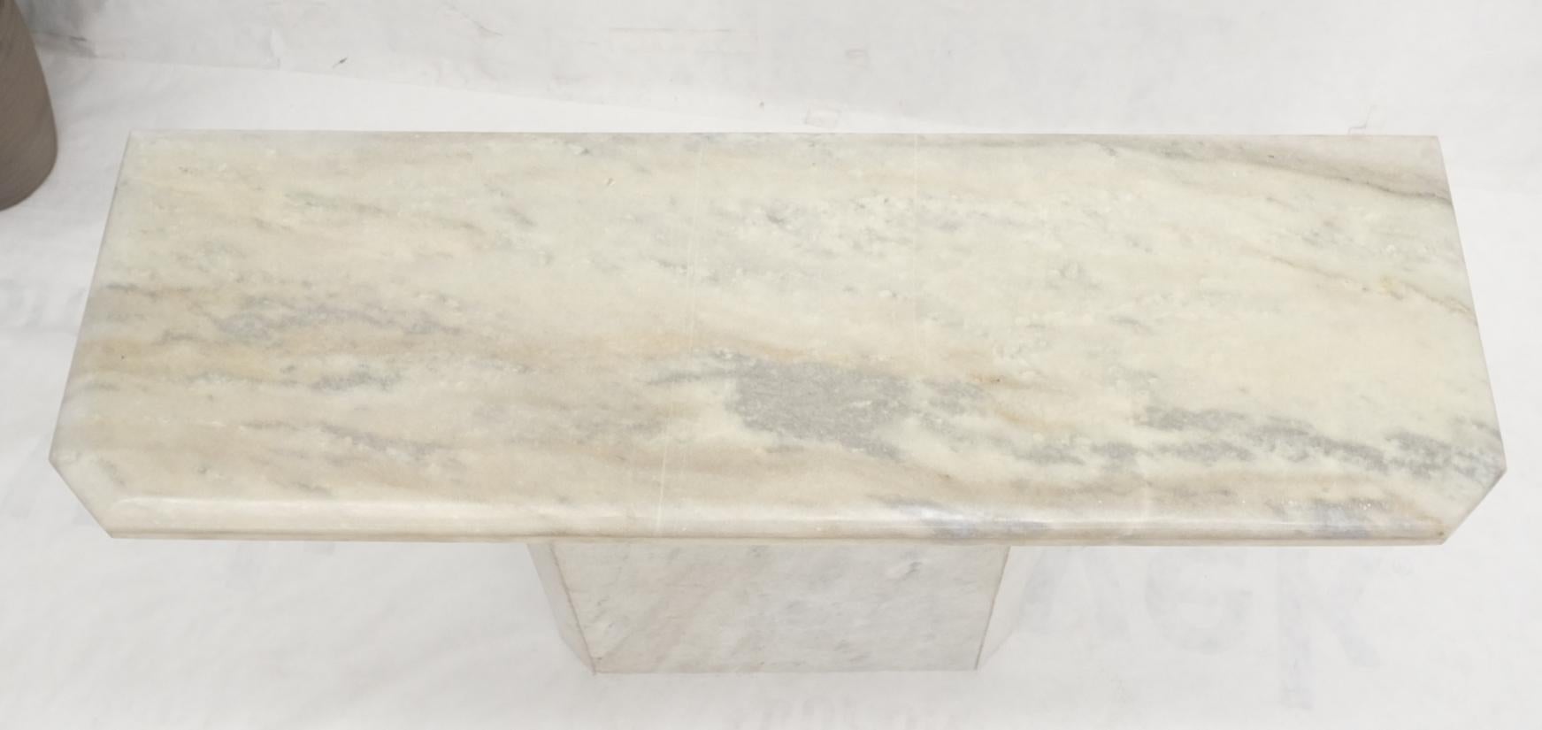 Konsolen-Sofatisch aus weißem und grauem Carrara-Marmor mit einem Sockel im Zustand „Hervorragend“ im Angebot in Rockaway, NJ
