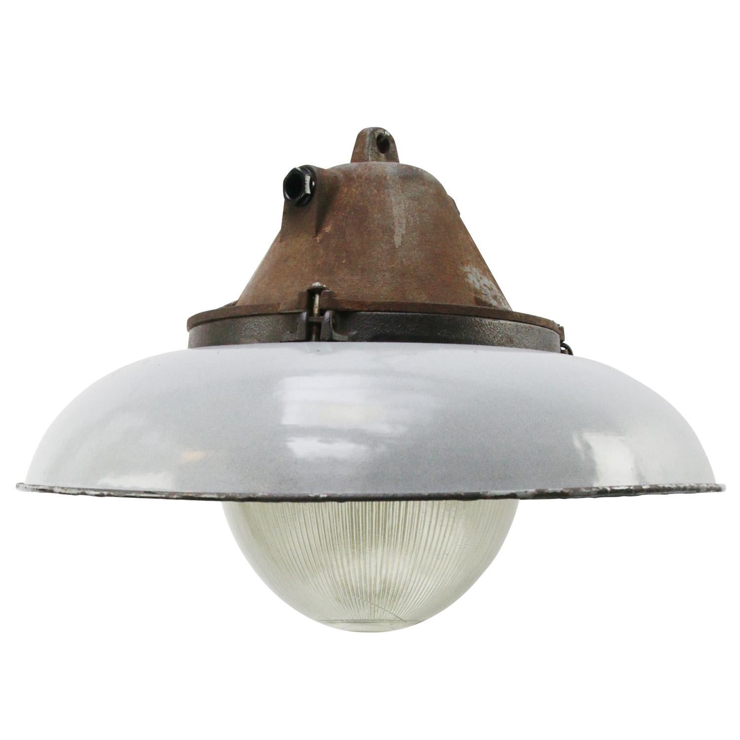 Large Factory pendant.
Light grey enamel white interior.
cast iron top.
Holophane glass.

Weight: 11.80 kg / 26 lb.

Priced per individual item. All lamps have been made suitable by international standards for incandescent light bulbs,