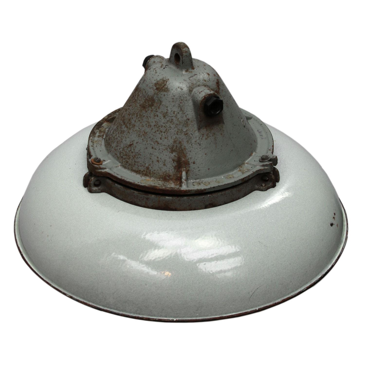 White Grey Enamel Vintage Industrial Cast Iron Holophane Glass Pendant Lamp (Industriell)