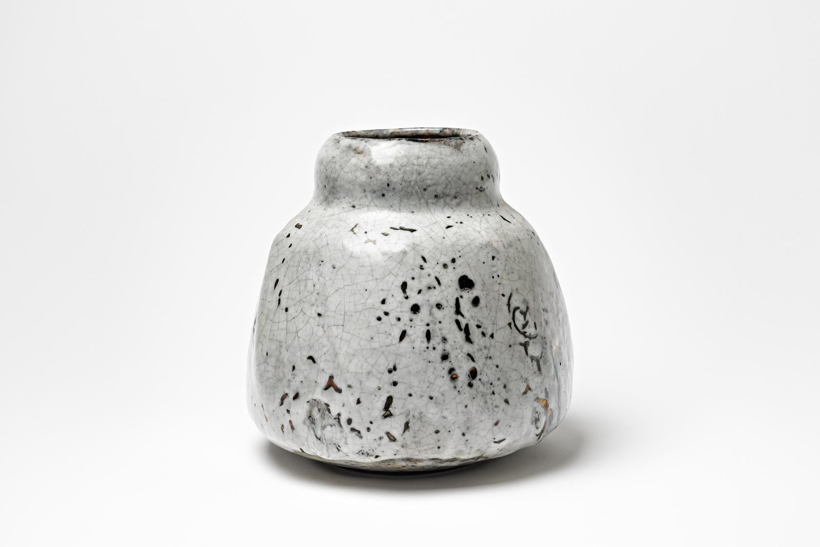 Vaso in ceramica smaltata bianca/grigia di Gisèle Buthod-Garçon. 
Raku ha sparato. Monogramma dell'artista sotto la base. Circa 1980-1990. 
H. : 9,4' x 7,9' pollici.
