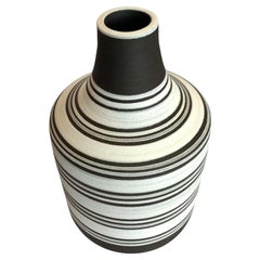 Weißer Grund mit dunkelbraunen Dreifachstreifen Keramikvase, Türkei, Contemporary