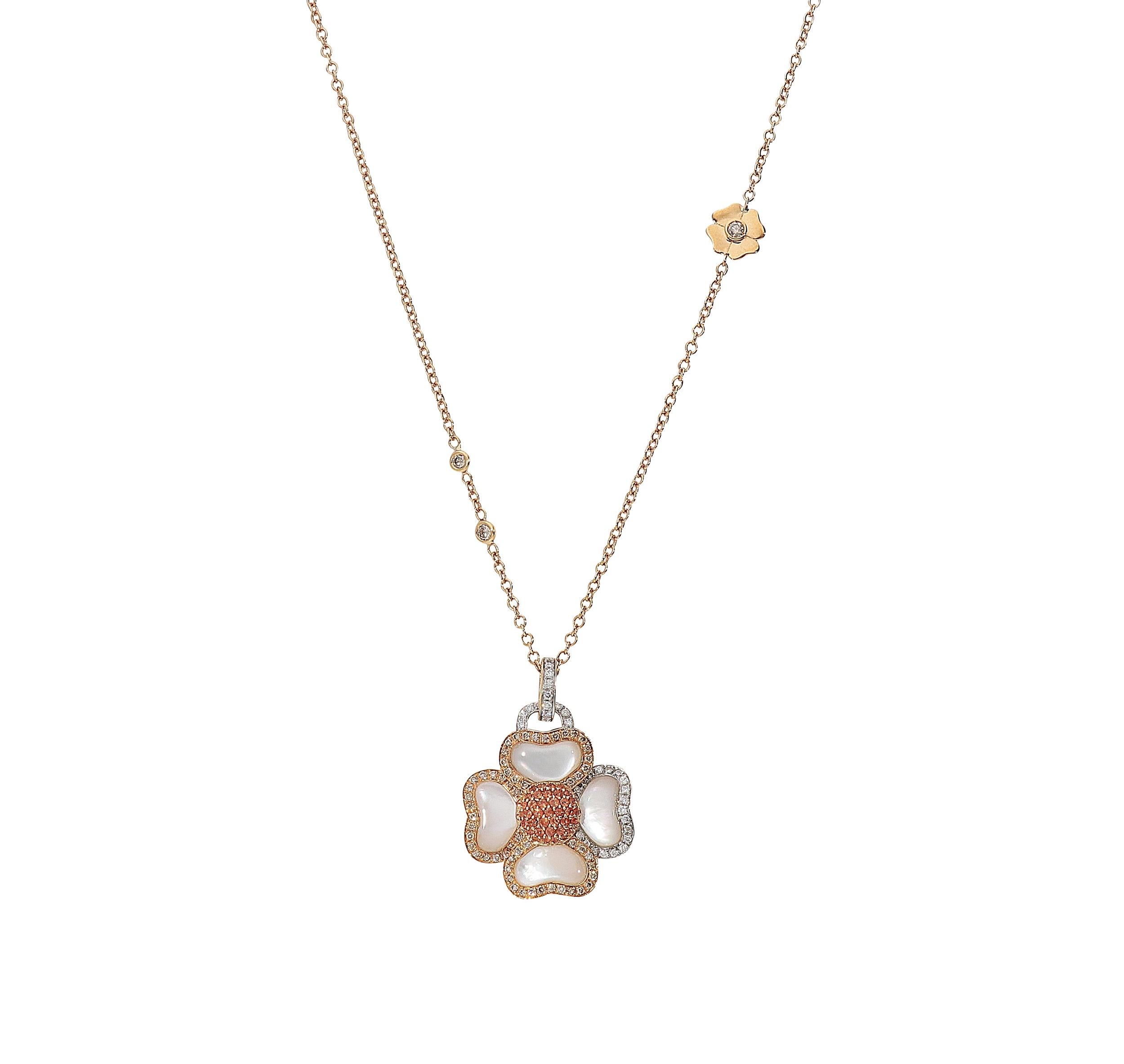 Fashion necklace in 18kt pink gold for 6,80 grams with rolò chain with a length of 46 centimeters.
The pendant is an adorable flower with three petals set with brown round brilliant diamonds, one petal set with white round brilliant diamonds, pistil