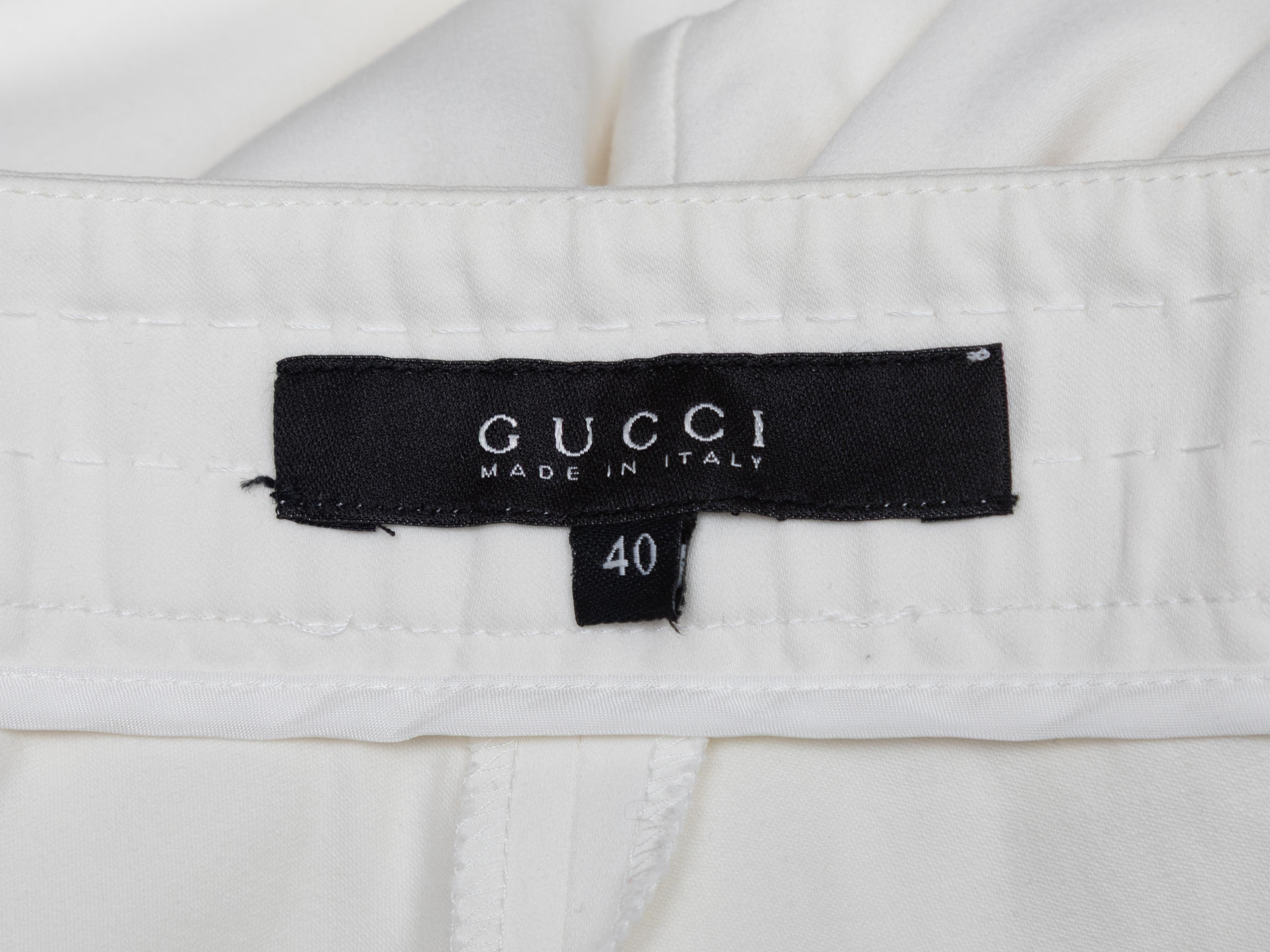 Pantalon en coton plissé blanc, Gucci. Deux poches sur les hanches. Fermeture à glissière et à crochets sur le devant. Taille 30