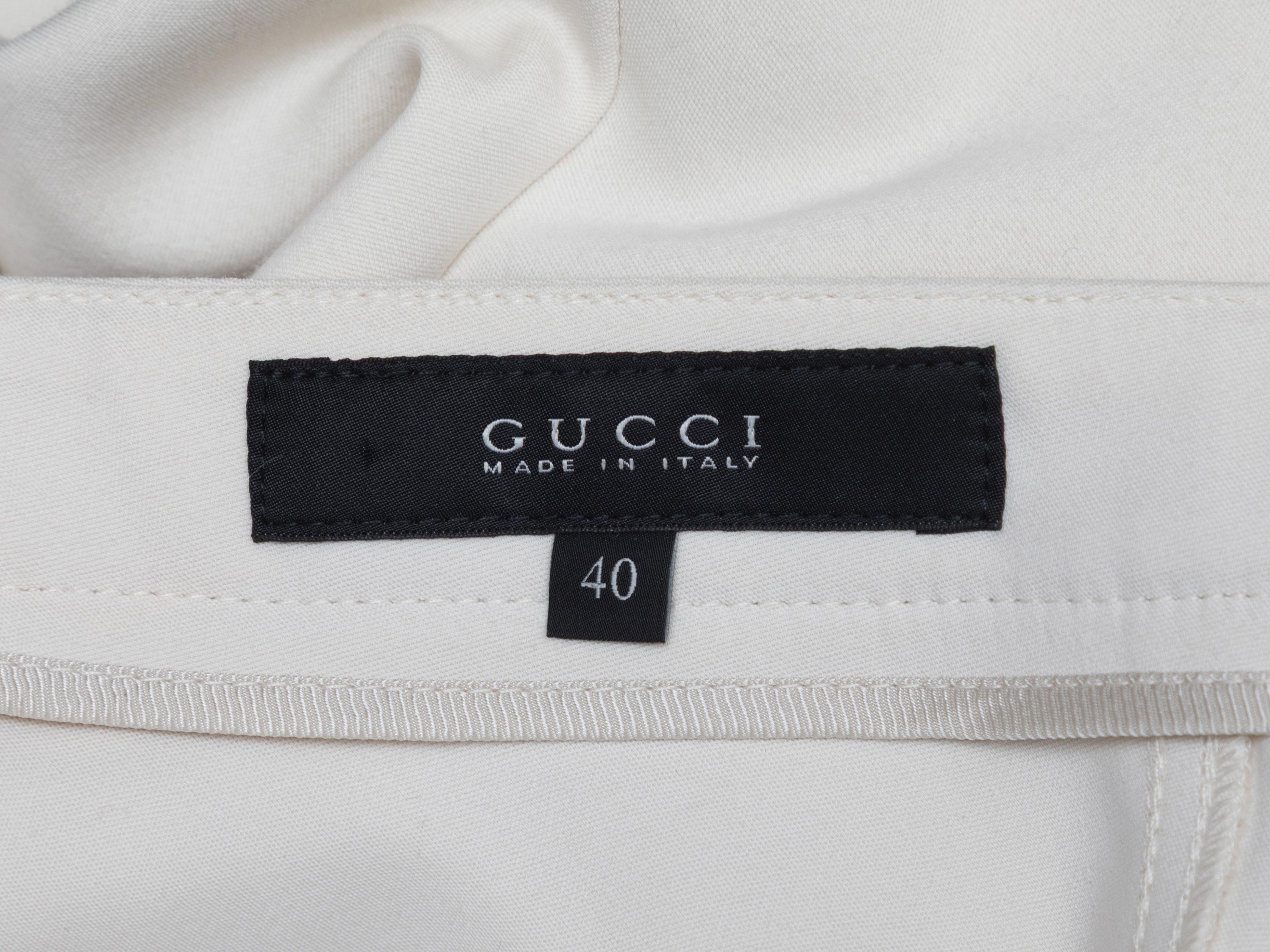 Pantalon droit blanc de Gucci. Fermeture éclair à l'ouverture des jambes. Fermeture à la taille sur le devant. Taille de 29