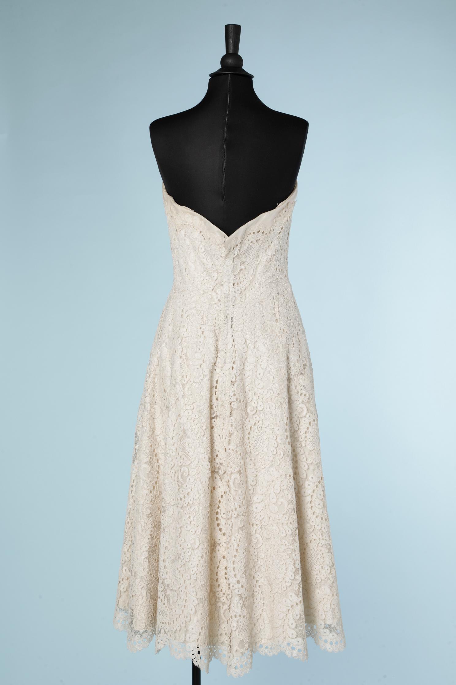 White guipure bustier wedding dress Pierre Balmain Haute-Couture Circa 1950's For Sale 4