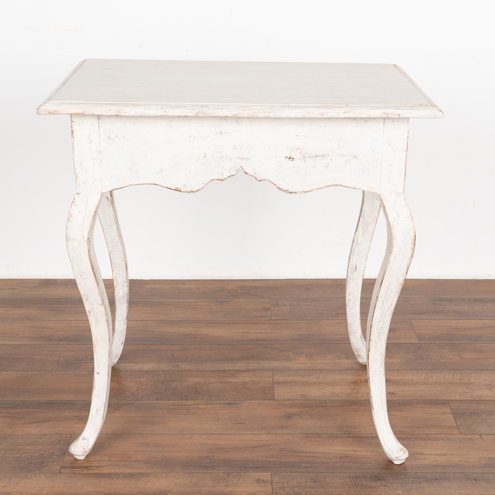 Gustaviano Tavolino gustaviano bianco con gambe cabriolet, Svezia, 1800-20 circa in vendita