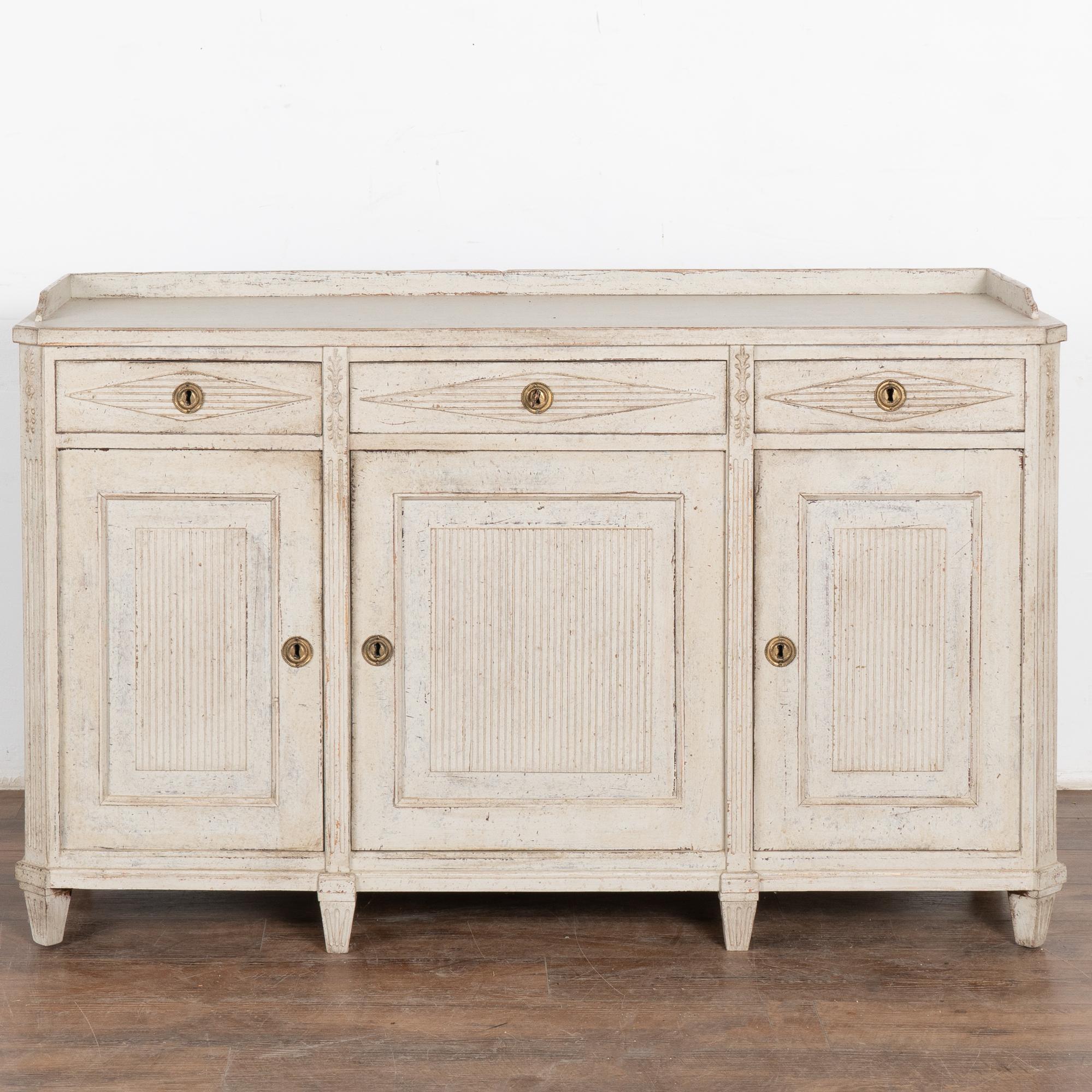 White Gustavian Sideboard Buffet, Sweden circa 1860-80 In Good Condition In Round Top, TX