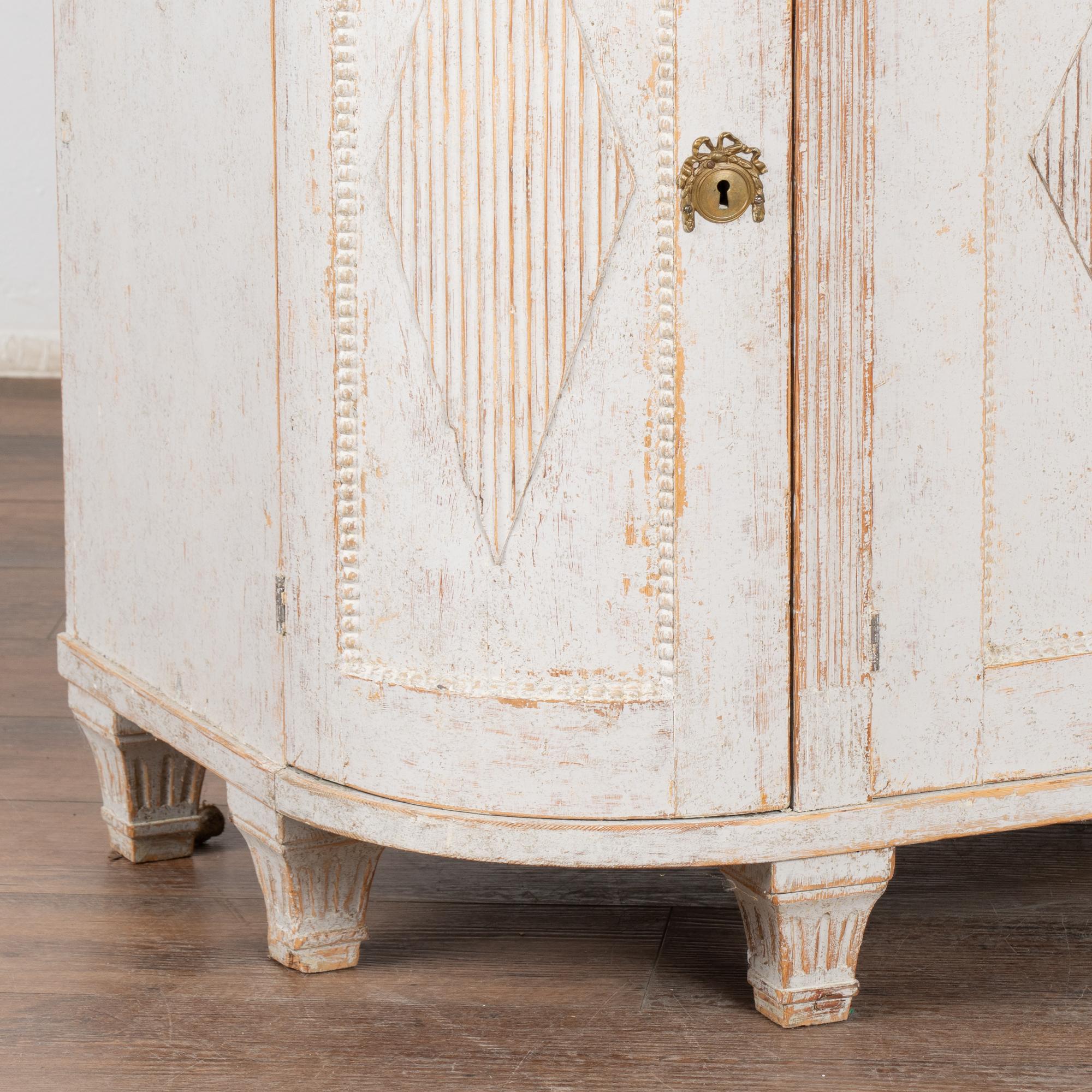 White Gustavian Sideboard Buffet with Curved Sides, Sweden circa 1820-40 4