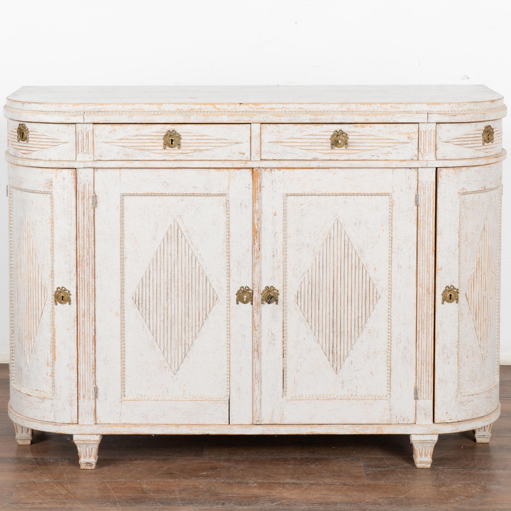 White Gustavian Sideboard Buffet with Curved Sides, Sweden circa 1820-40 In Good Condition In Round Top, TX