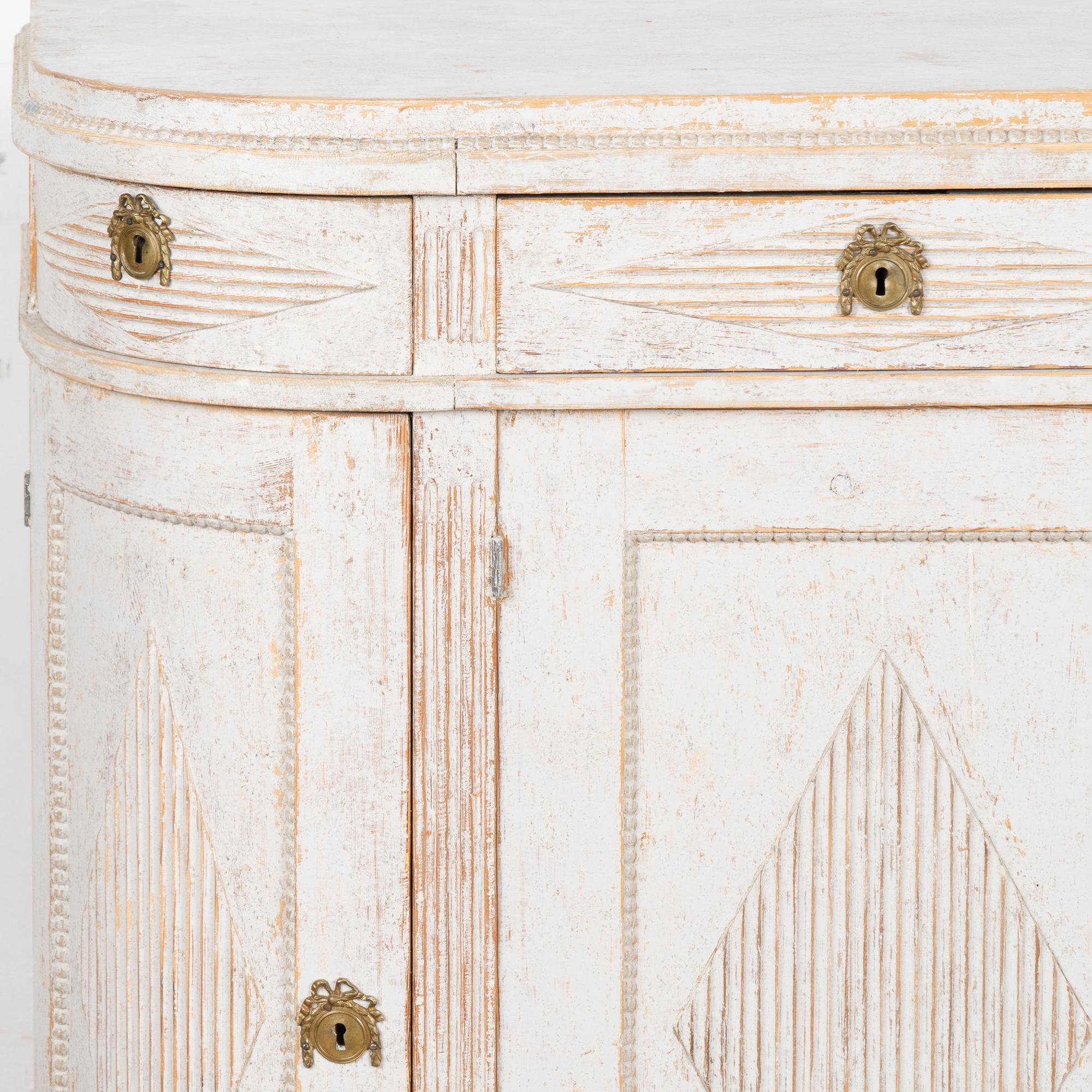 White Gustavian Sideboard Buffet with Curved Sides, Sweden circa 1820-40 2