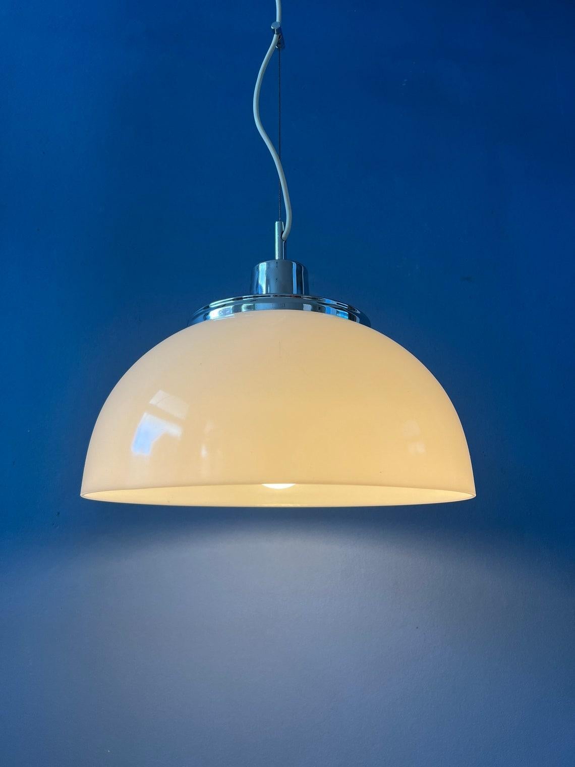 Classic Guzzini 'Faro' acrylic glass pendant lamp. The white shade is made of acrylic glass and produces a magnificent light. The suspension mechanism lets you adjust the height easily. The lamp requires one E27/26 lightbulb.

Additional