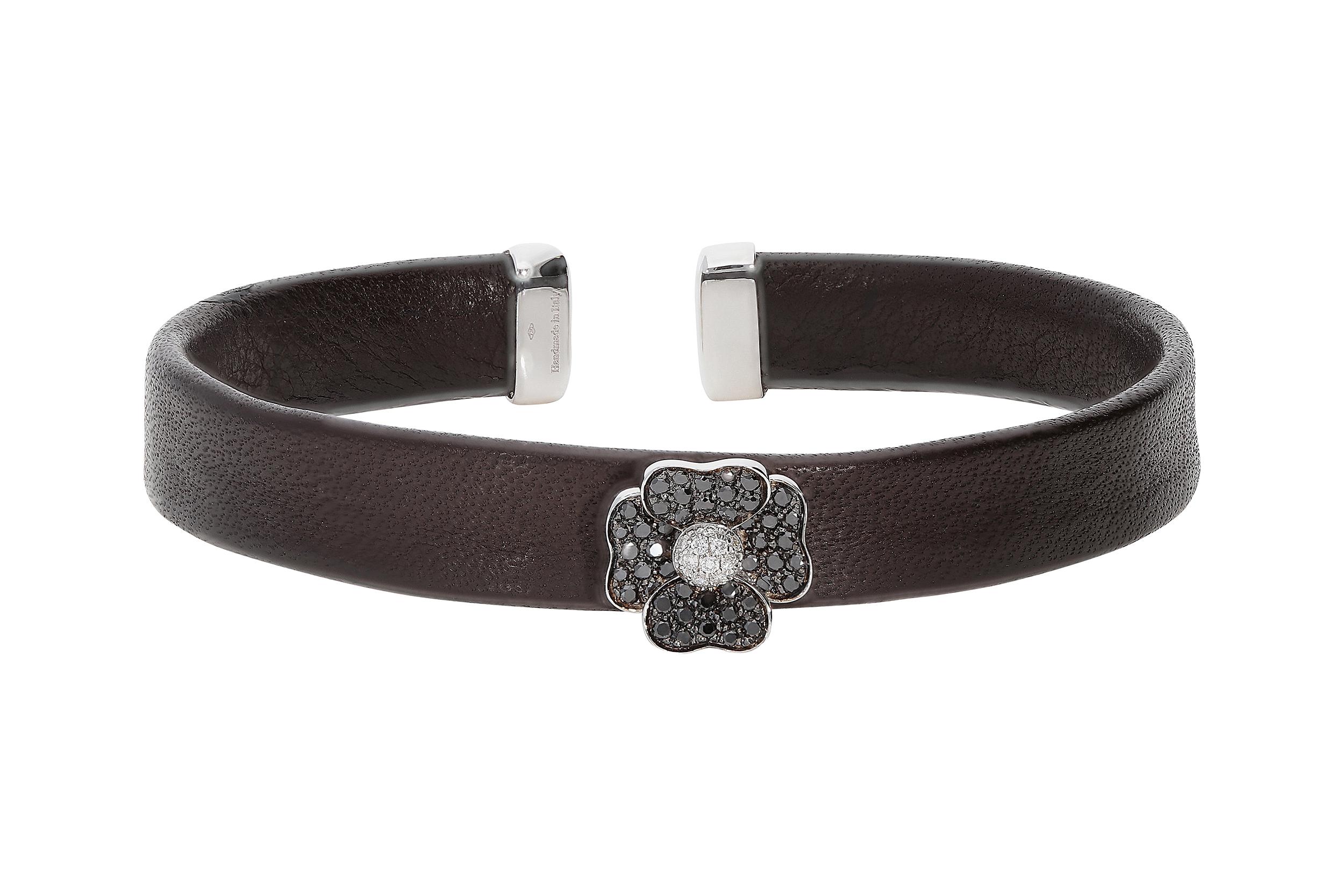 Fashion bracelet in 18kt white gold for 3,10 grams with flexible core brown leather.
The height of the leather is 0,90 centimeters and the wrist size is 5.50x4.50 centimeters.
The flower has got the pistil set with 0,05 carats of white round
