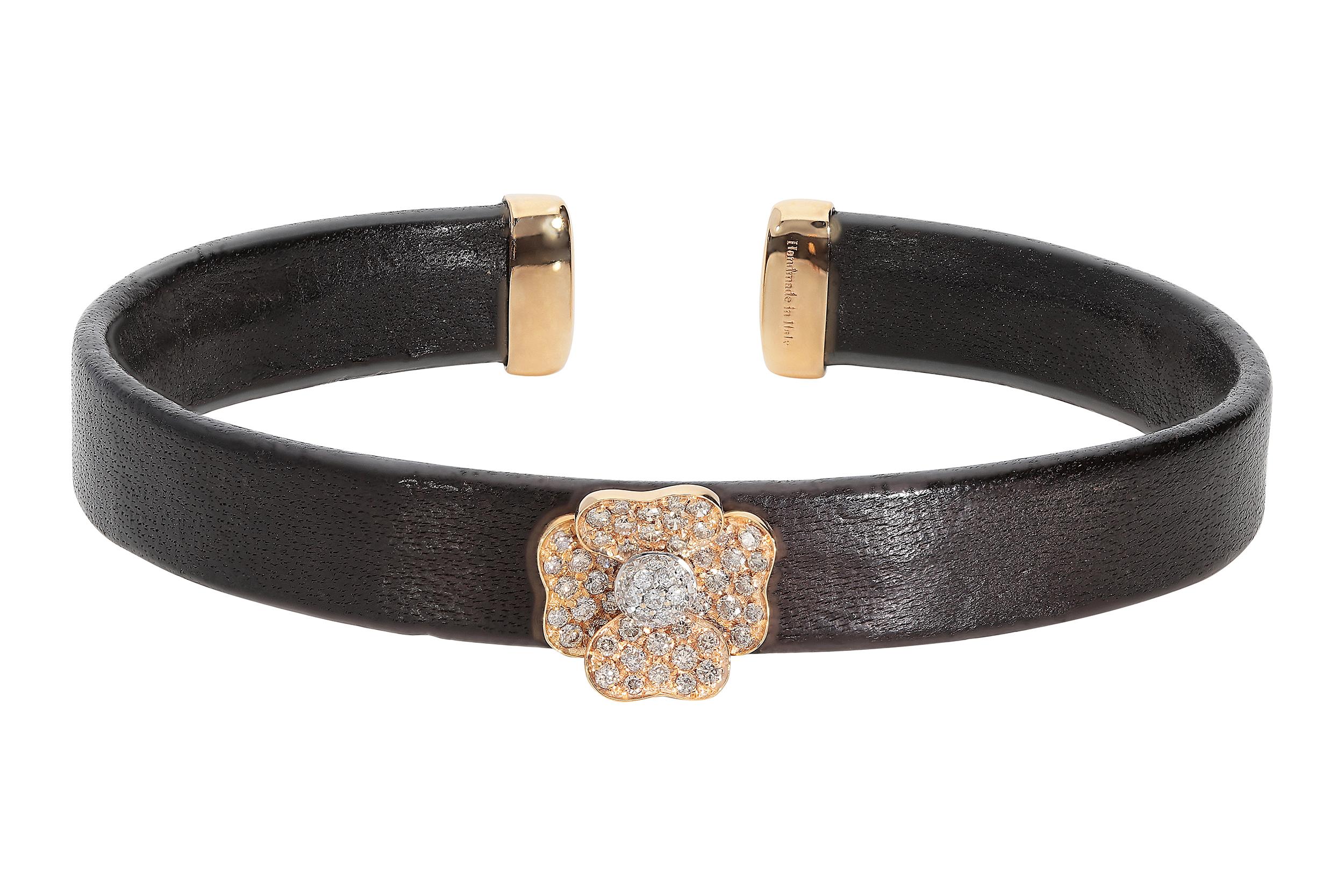 Fashion bracelet in 18kt pink gold for 3,10 grams with flexible core brown leather.
The height of the leather is 0,90 centimeters and the wrist size is 5.50x4.50 centimeters.
The flower has got the pistil set with 0,05 carats of white round