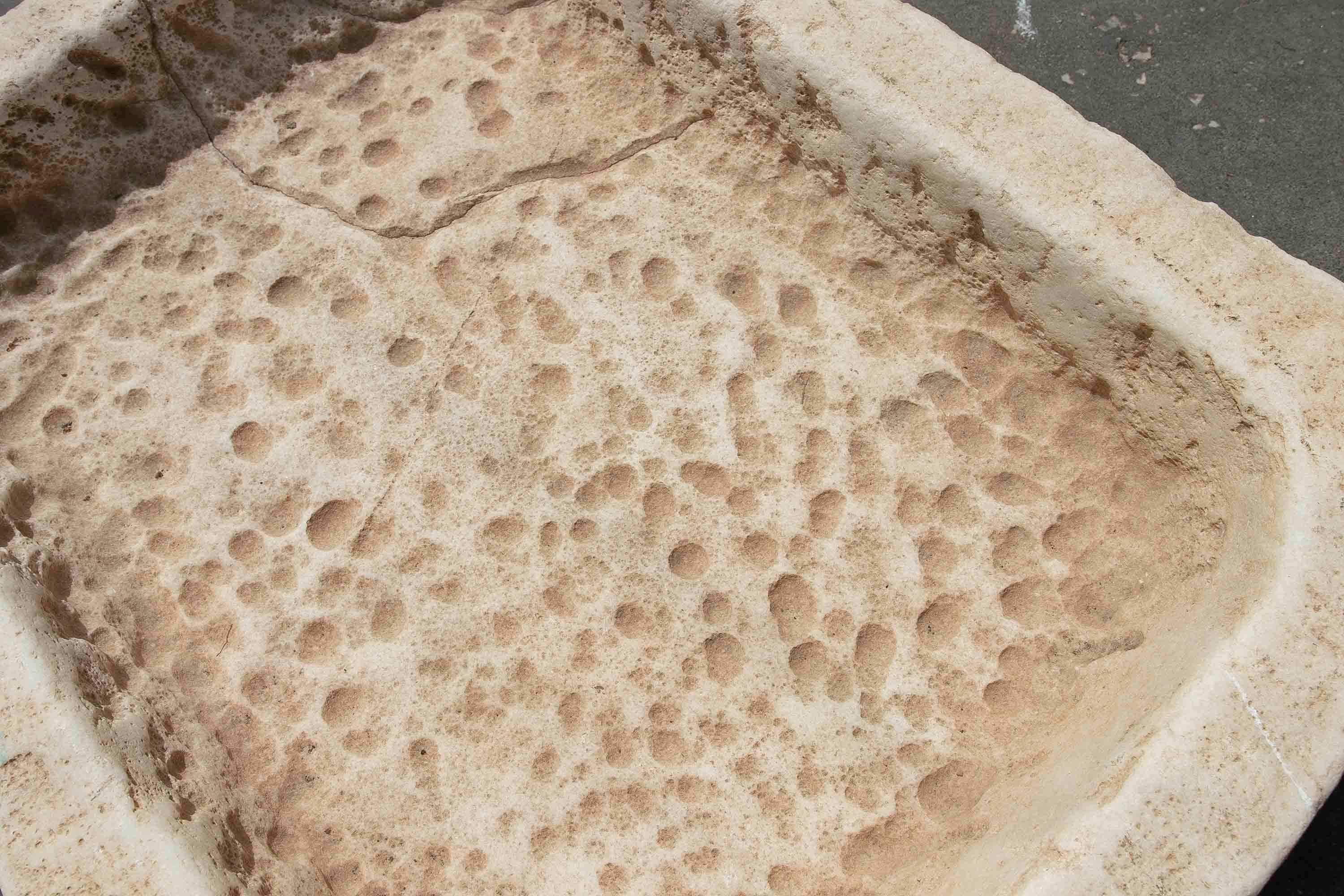 Lavabo in marmo bianco intagliato a mano con un lavabo in un unico blocco in vendita 3