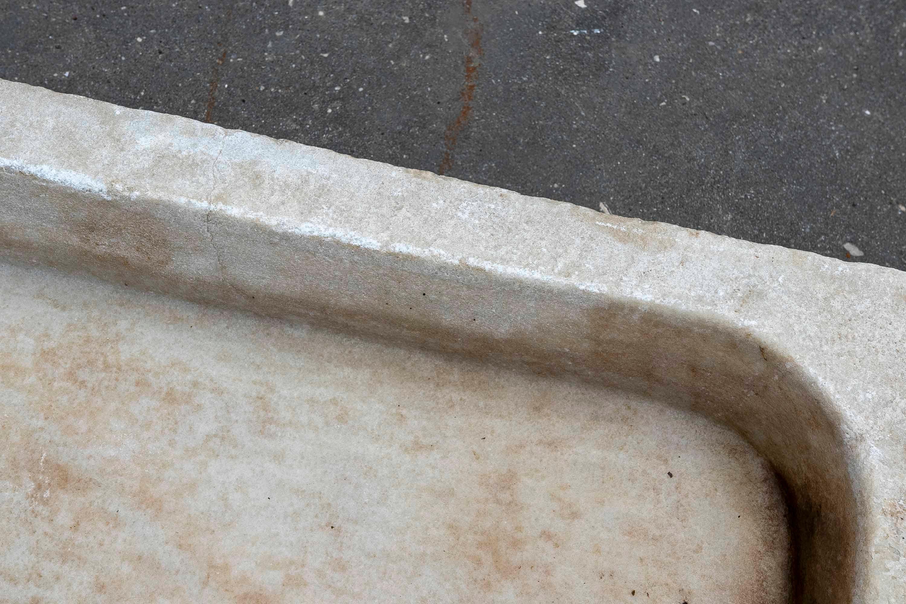 Aquarelle de toilette en marbre blanc sculptée à la main avec un seul bloc en vente 3