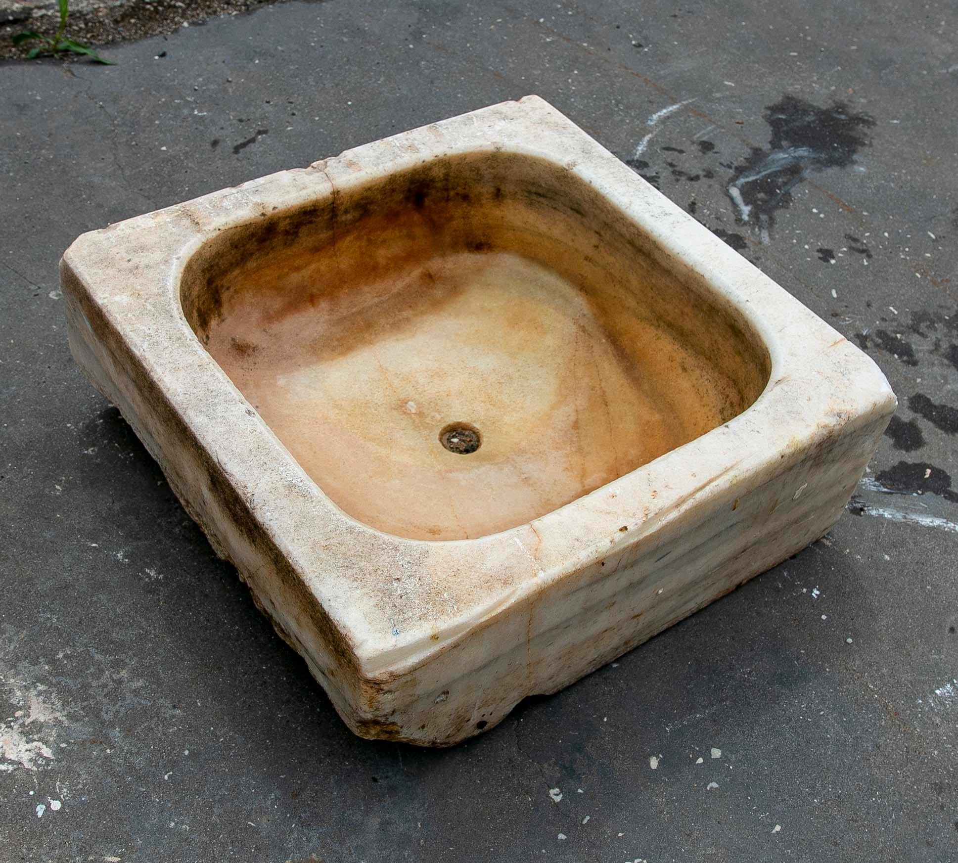 White Hand-Carved Marble Washbasin with One Sink in a Single Block For Sale 5