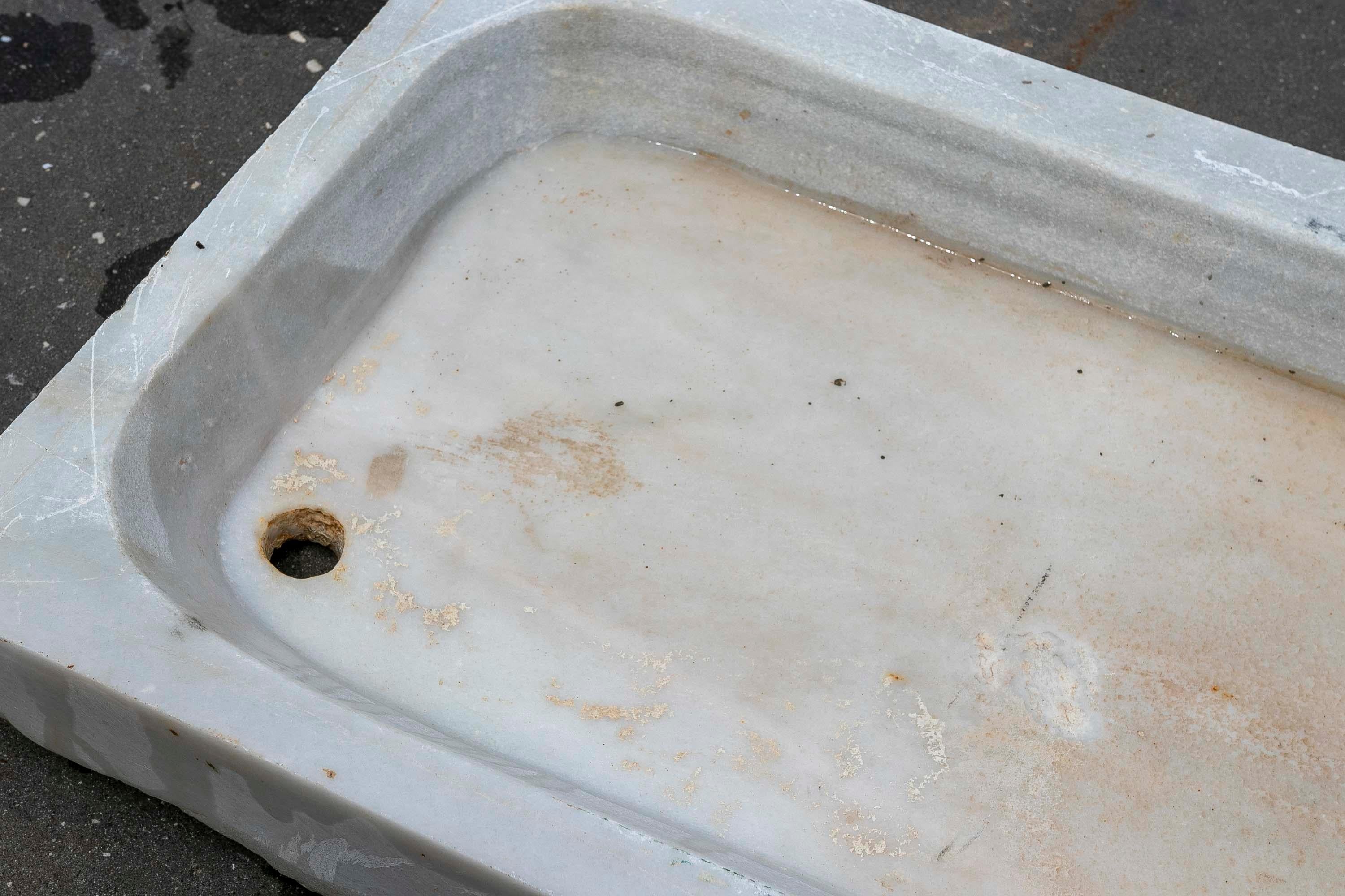 White Hand Carved Marble Washbasin with One Sink in a Single Block For Sale 5