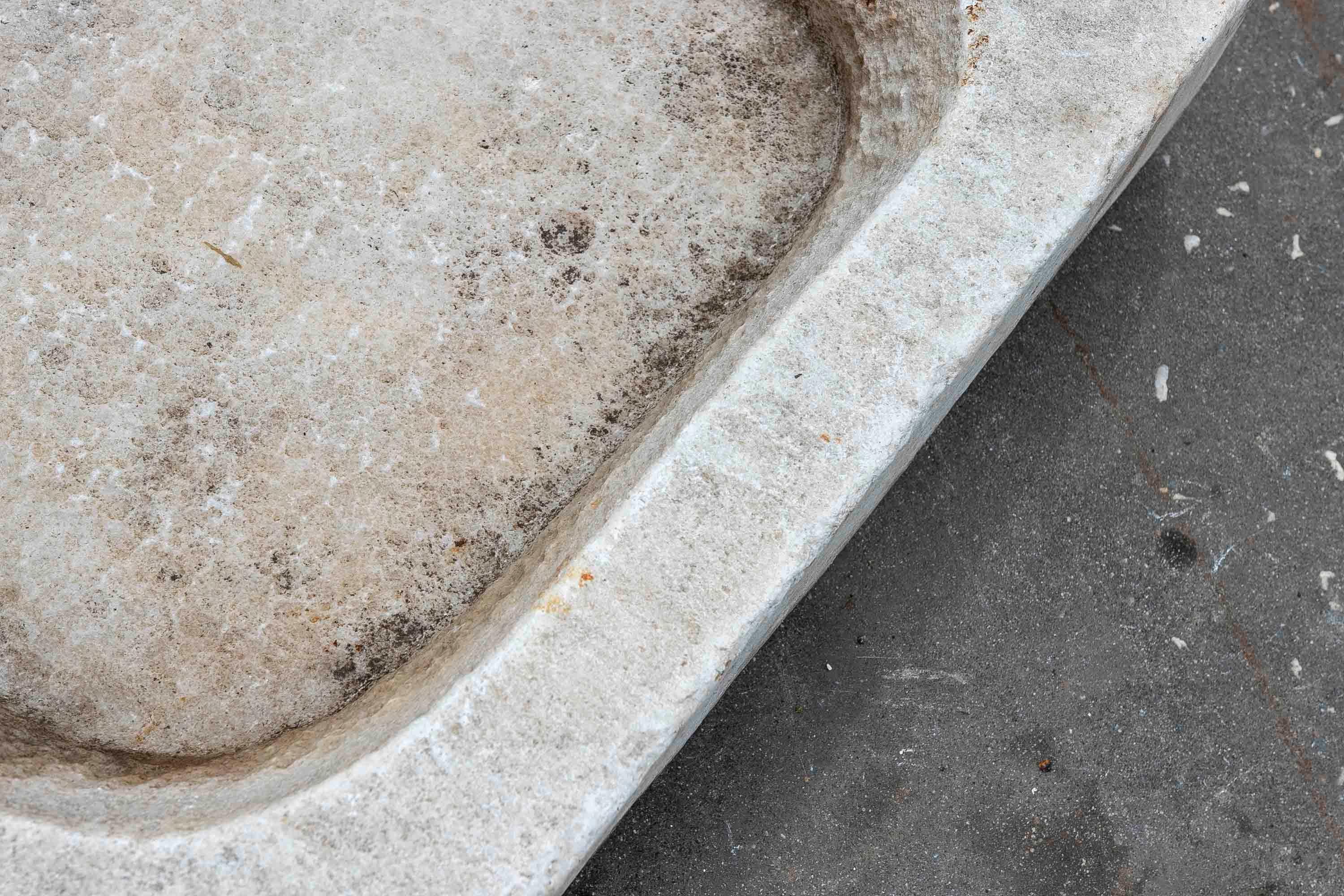 Lavabo in marmo bianco intagliato a mano con un lavabo in un blocco unico in vendita 4