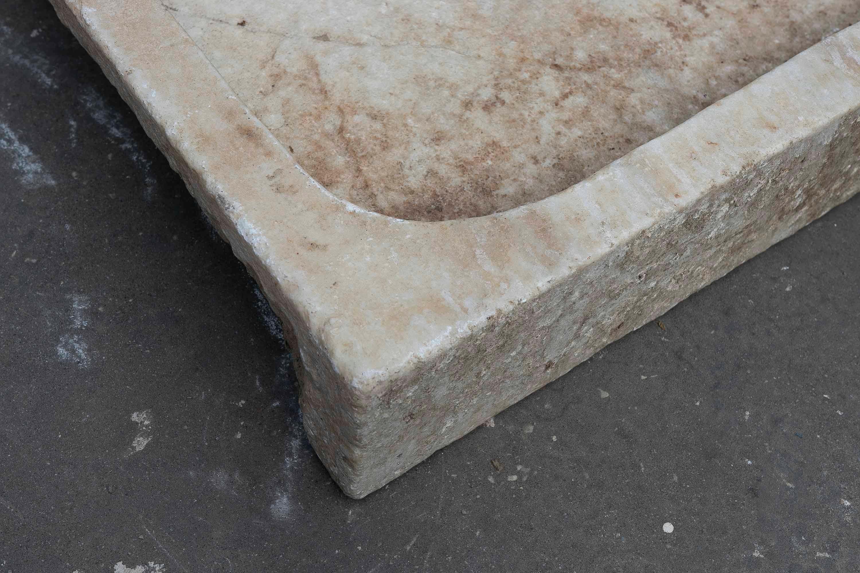 Weißer handgeschnitzter Waschbecken aus Marmor mit einem Waschbecken in einem einzigen Block im Angebot 6