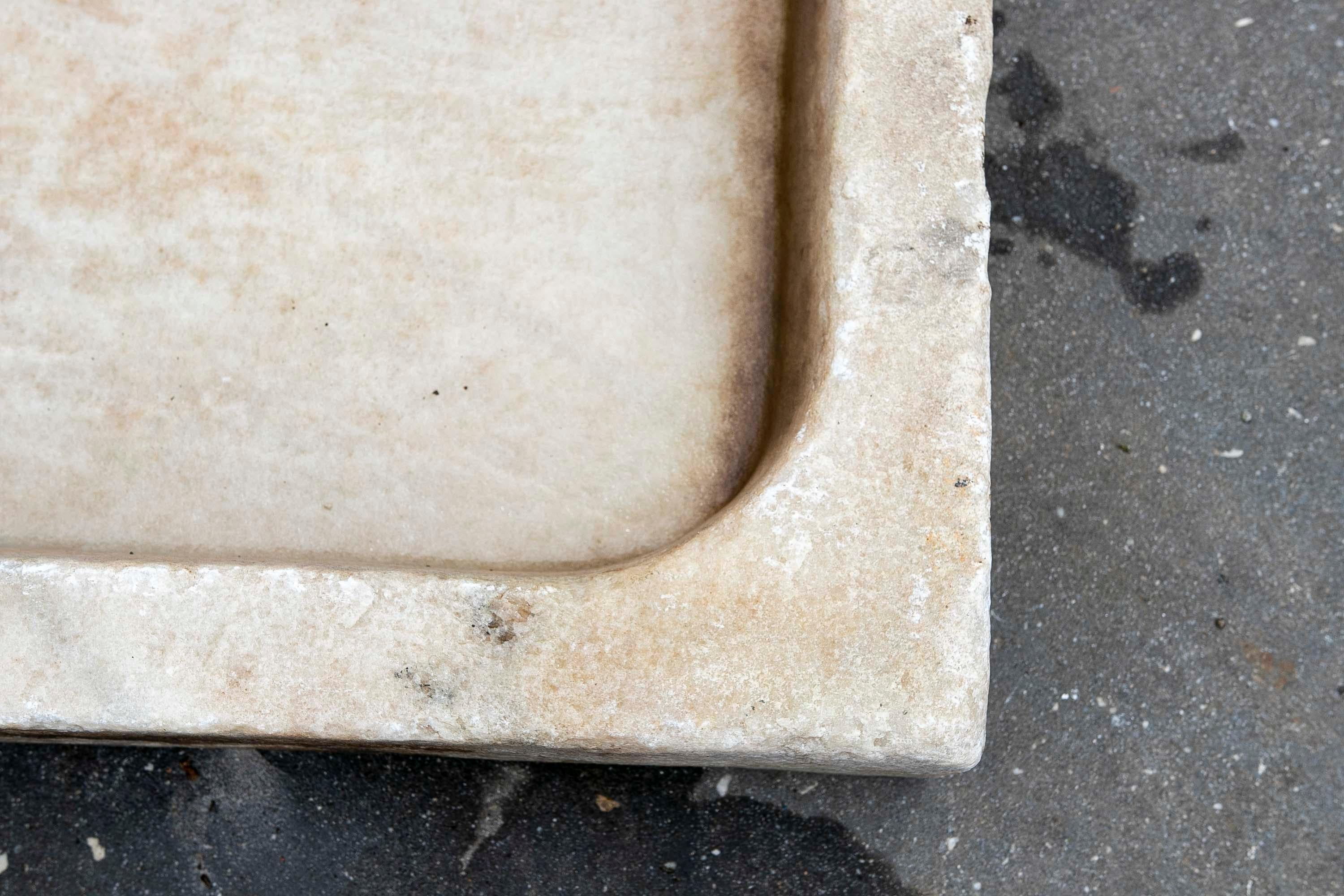 Aquarelle de toilette en marbre blanc sculptée à la main avec un seul bloc en vente 5