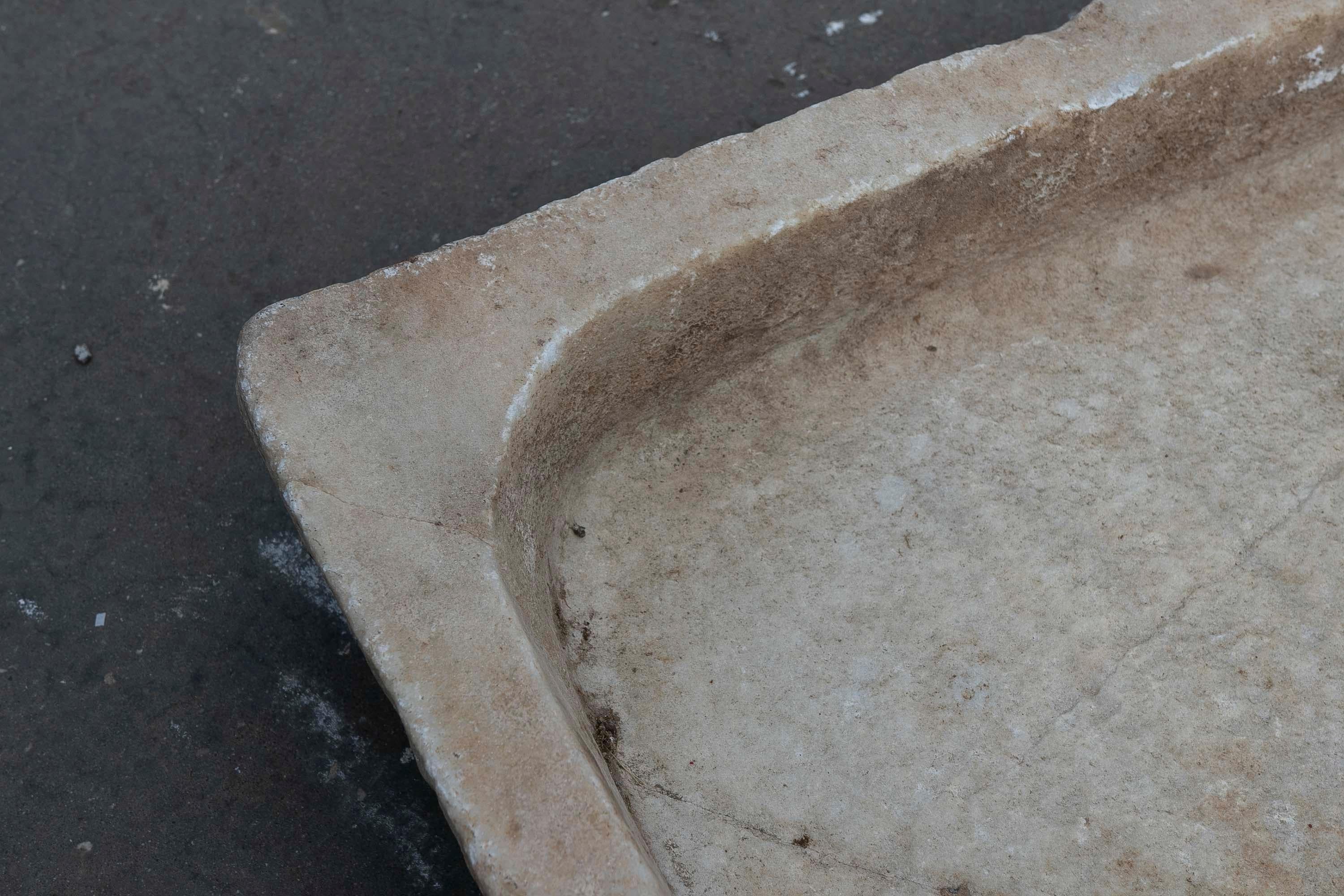 Weißer handgeschnitzter Waschbecken aus Marmor mit einem Waschbecken in einem einzigen Block im Angebot 7