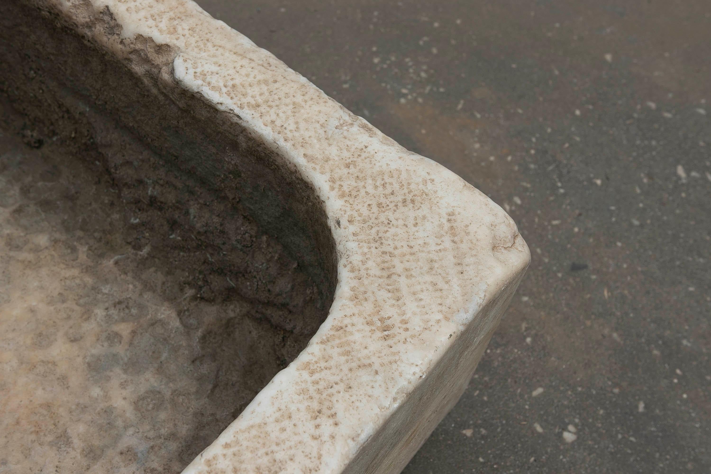 Lavabo in marmo bianco intagliato a mano con un lavabo in un blocco unico in vendita 7